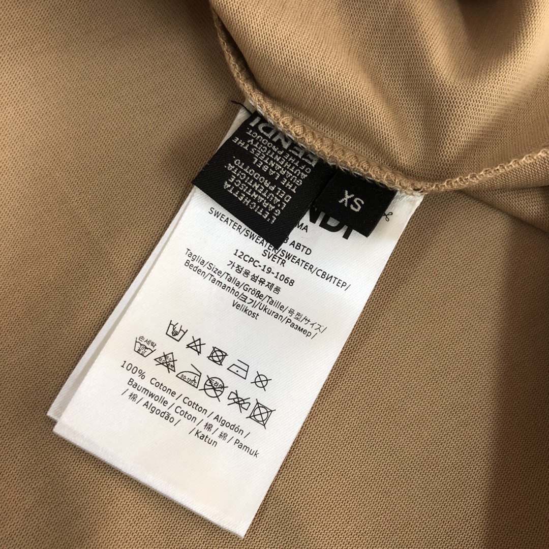 105💰  C✨FENDI 芬迪 24最新情侣款短袖T恤～面料上身舒适透气，不僵硬，修身的剪裁，采用高定定制纯棉面料！上身舒适有型，内搭单穿都完全没问题，时尚潮人必备！！！
颜色：黑色 白色 卡其
码数：XS S M L（宽松版型！下单请报身高体重）
