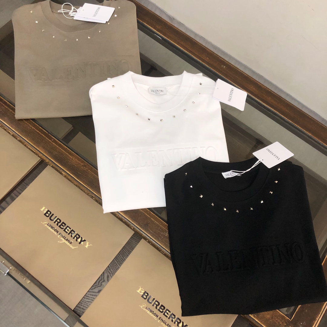 105💰  C✨VALENTINO 华伦天奴  24最新情侣款短袖T恤～面料上身舒适透气，不僵硬，修身的剪裁，采用高定定制纯棉面料！上身舒适有型，内搭单穿都完全没问题，时尚潮人必备！！！
颜色：黑色 白色 灰色
码数：XS S M L（宽松版型！下单请报身高体重）