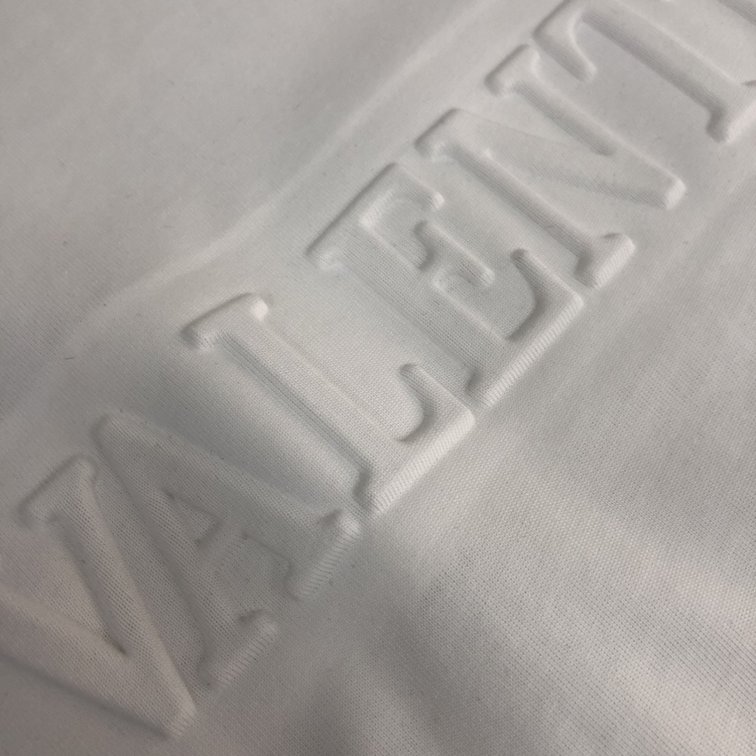105💰  C✨VALENTINO 华伦天奴  24最新情侣款短袖T恤～面料上身舒适透气，不僵硬，修身的剪裁，采用高定定制纯棉面料！上身舒适有型，内搭单穿都完全没问题，时尚潮人必备！！！
颜色：黑色 白色 灰色
码数：XS S M L（宽松版型！下单请报身高体重）