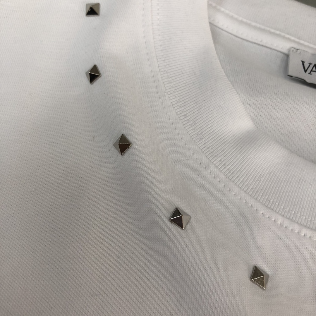 105💰  C✨VALENTINO 华伦天奴  24最新情侣款短袖T恤～面料上身舒适透气，不僵硬，修身的剪裁，采用高定定制纯棉面料！上身舒适有型，内搭单穿都完全没问题，时尚潮人必备！！！
颜色：黑色 白色 灰色
码数：XS S M L（宽松版型！下单请报身高体重）