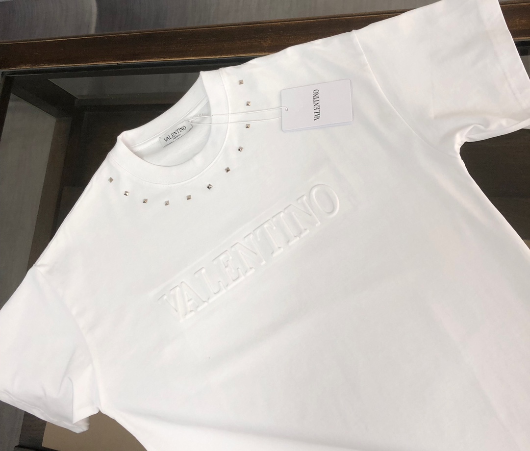 105💰  C✨VALENTINO 华伦天奴  24最新情侣款短袖T恤～面料上身舒适透气，不僵硬，修身的剪裁，采用高定定制纯棉面料！上身舒适有型，内搭单穿都完全没问题，时尚潮人必备！！！
颜色：黑色 白色 灰色
码数：XS S M L（宽松版型！下单请报身高体重）