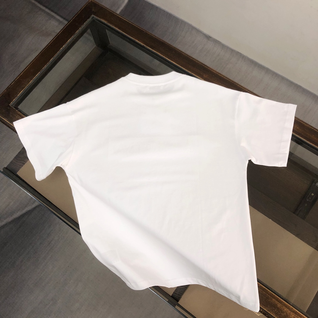 105💰  C✨VALENTINO 华伦天奴  24最新情侣款短袖T恤～面料上身舒适透气，不僵硬，修身的剪裁，采用高定定制纯棉面料！上身舒适有型，内搭单穿都完全没问题，时尚潮人必备！！！
颜色：黑色 白色 灰色
码数：XS S M L（宽松版型！下单请报身高体重）