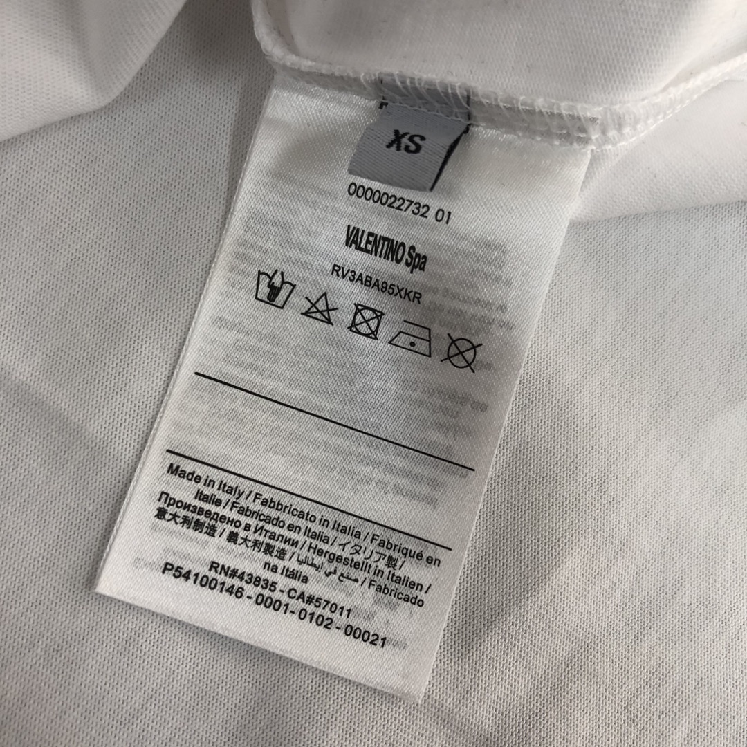 105💰  C✨VALENTINO 华伦天奴  24最新情侣款短袖T恤～面料上身舒适透气，不僵硬，修身的剪裁，采用高定定制纯棉面料！上身舒适有型，内搭单穿都完全没问题，时尚潮人必备！！！
颜色：黑色 白色 灰色
码数：XS S M L（宽松版型！下单请报身高体重）