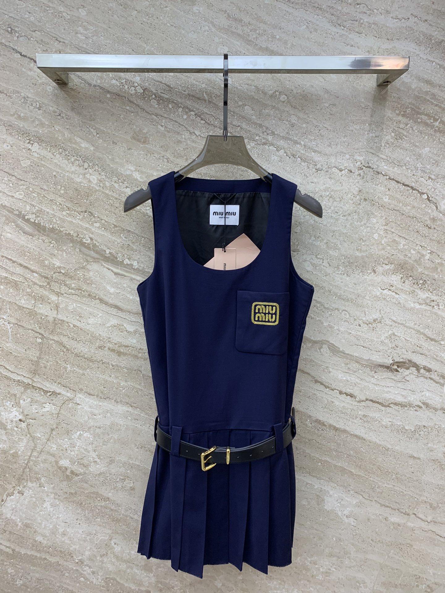 Ｐzqbbs Miumi* 24早春新款 深蓝色字母logo背心连衣裙出货，⚠️配套腰带一起出，定制，内搭T恤长袖都可以，单穿也是绝，大货首发，现货发售S/M/L
