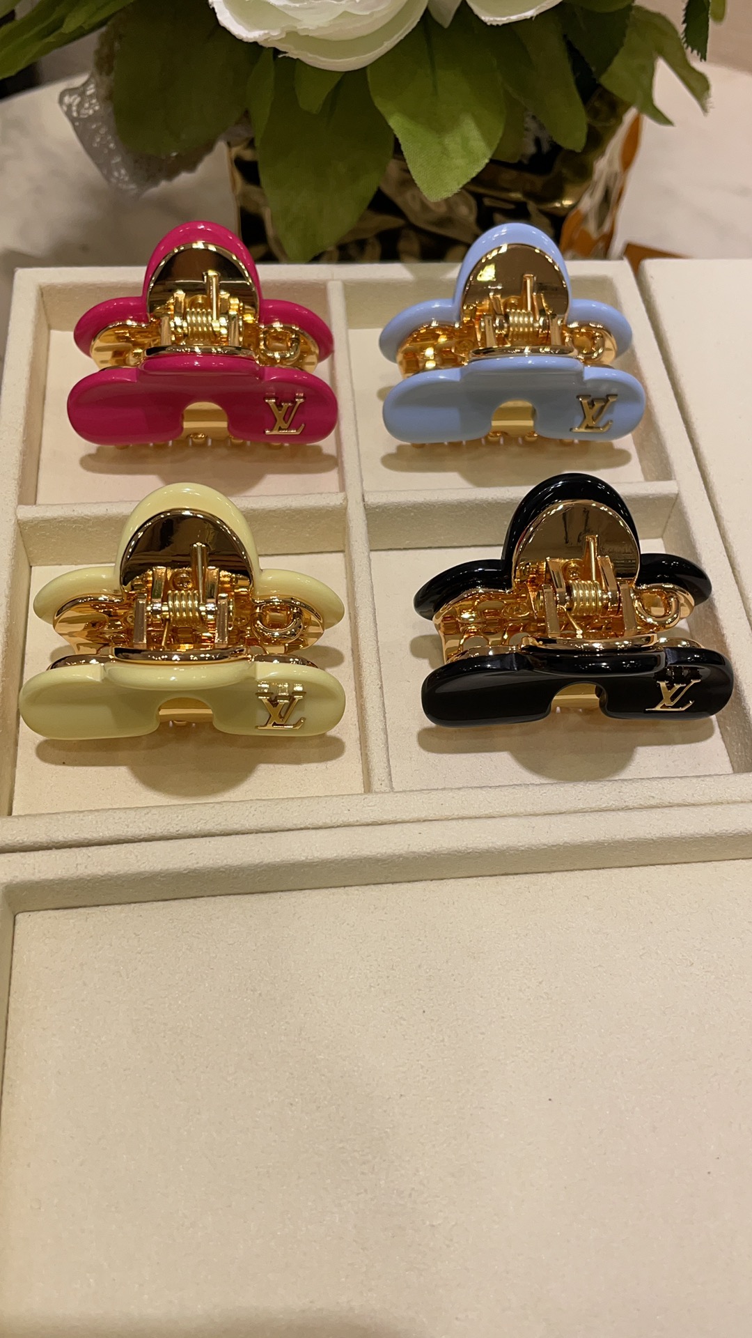 NO:631971,88200, arrived today in four colors to choose from, new gold letter metal shark clip gripper, four colors black, Barbie pink, baby blue, chicken yellow. It is very fashionable whether it is clipping bags or hair. Small details add points to daily exquisiteness. The key is to be very practical. Z-uniform brass material resin, Cartier high-end jewelry1986090988200,今日到货四色可选 新款金色字母金属鲨鱼夹抓夹 四色黑色·芭比粉·baby蓝·小鸡黄 无论是夹包包还是夹头发都非常时髦 日常精致加分小细节 关键是很实用 z一致黄铜材质树脂,,卡迪亚高端饰品,Jewelry