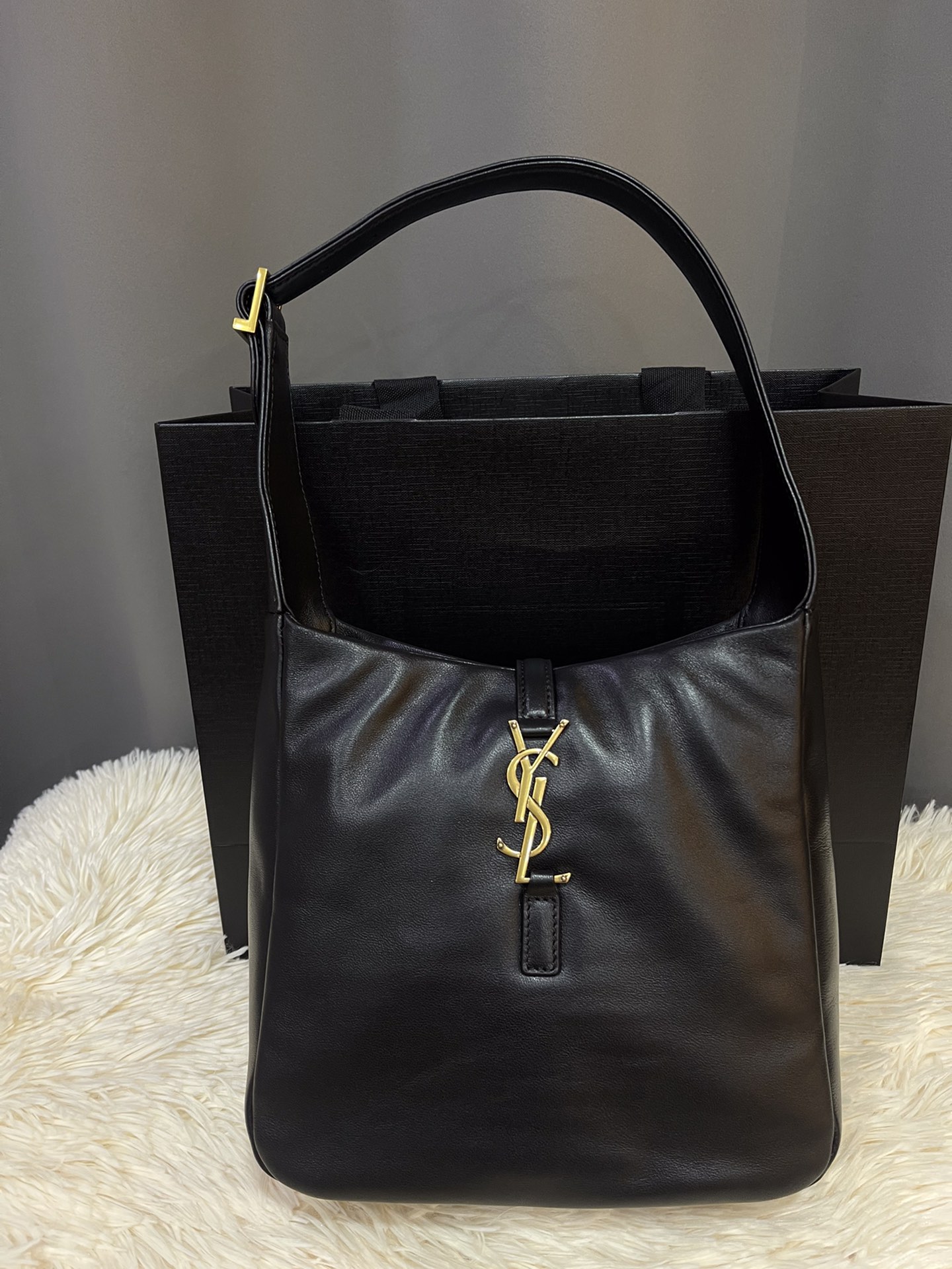 NO:183553,ROSE autumn and winter new model, the same Hobo in Korean celebrities!! This year, the underarm bag Y is so popular that it is late but it is here!  !  The outline of the bag is simple and three-dimensional, and it looks hard but not too sharp. Paired with the brand's iconic plug-in buckle, the overall style gives people a unique temperament that is both classic and elegant, and fashionable and modern. Model 713938 Original lambskin Size 23x22x8cm 10, YSL, saint laurent, sheepskin19860909ROSE秋冬新款,韩国明星同款Hobo!!今年火到爆炸的腋下包Y家虽迟但到！！包包身轮廓简洁、立体,看上去硬挺却不会太凌厉.搭配上品牌标志性的插入式包扣,整体给人一种既经典优雅,又很时髦现代的独特气质 型号713938 原厂小羊皮 尺寸23x22x8cm 10,YSL,saint laurent,sheepskin,Bag