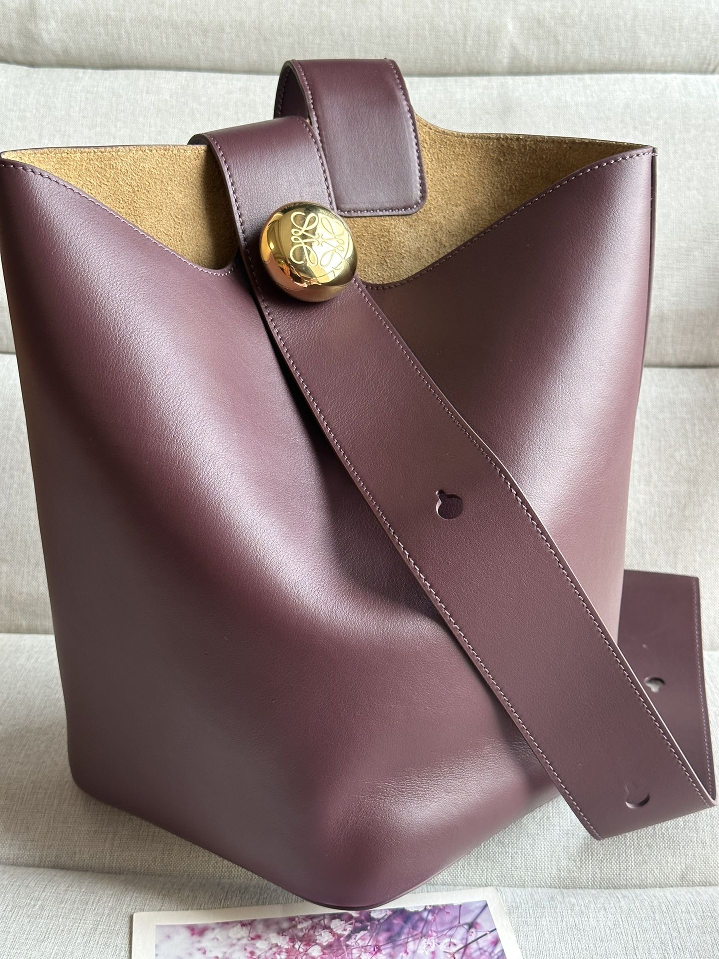 NO:175925,The same model for new celebrity models 332 medium soft cowhide leather ebble Bucket bucket handbag ebble cleverly blends pure simple lines with eye-catching design style to create a unique and innovative handbag design. The iconic Anagram engraving hardware combines decorative and practical functions, adjusts the length of the shoulder strap and is suitable for a variety of carrying methods, and the unique twisted structure complements the delicate details. This medium version is made of soft cowhide leather. It can be shoulder-mounted or cross-body adjustable shoulder strap Magnetic buckle closure Inner bag Synthetic leather lining Anagram engraving pebble size: 24.5*23.5*28cm, super Loewe, cowhide19860909新品明星同款 型号332 中号柔软牛皮革 ebble Bucket 水桶手袋 ebble 将纯粹的简约线条与瞩目设计风格巧妙融合,造就别具一格的创新的手袋设计.标志性的 Anagram 雕刻五金件兼具装饰和实用功能,可调节肩带长度并适合多种携带方式,独特的扭曲结构与微妙的细节相得益彰.此中号版本采用柔软牛皮革制成. 可肩背或斜挎 可调节肩带 磁扣开合 内袋 合成革衬里 Anagram 雕刻卵石尺寸:24.5*23.5*28cm,特级罗意威,loewe,cowhide,Bag