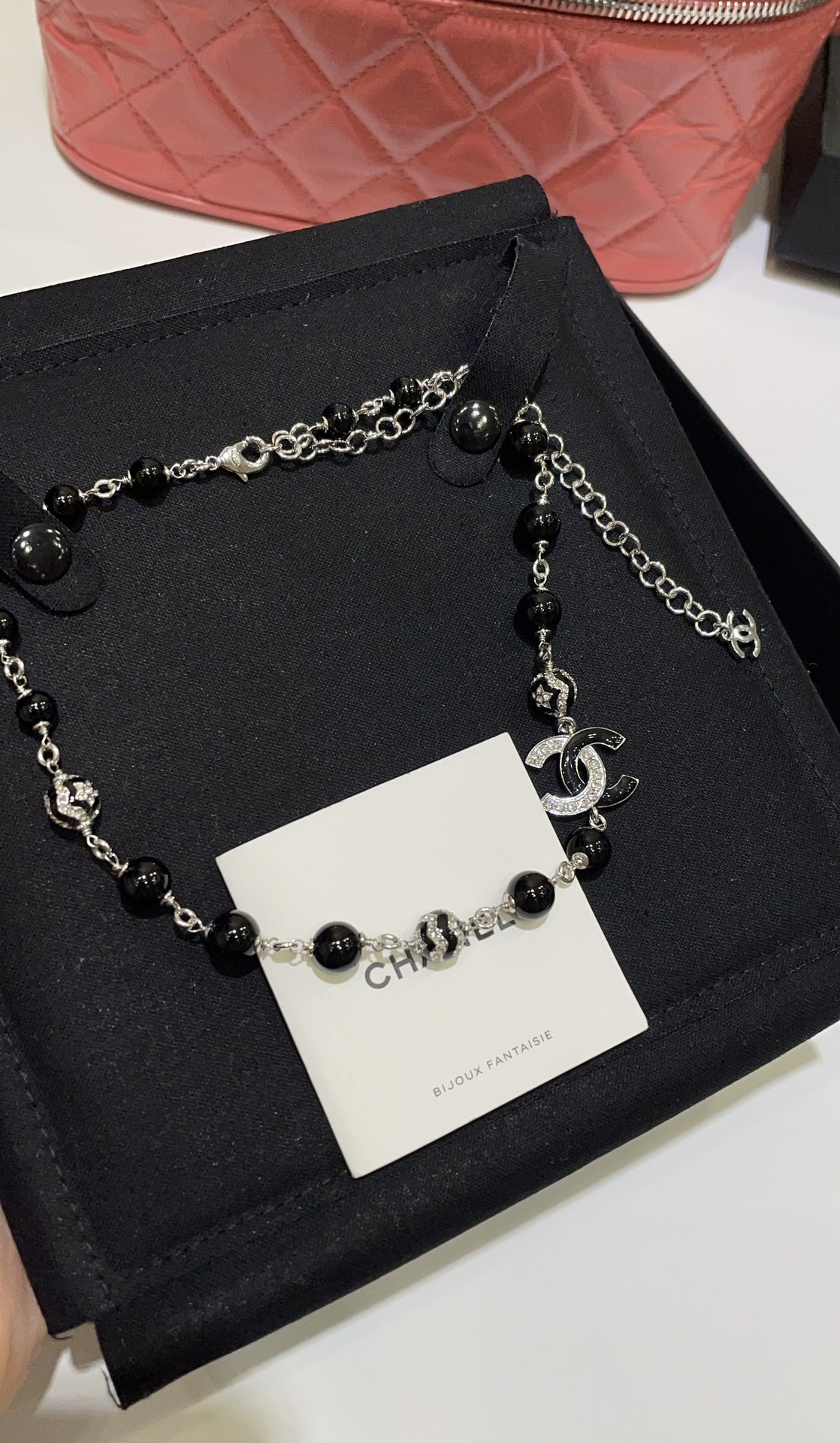 NO:688835,88260, arrived today in black and silver color. 23K new black enamel and rhinestone double C star black pearl necklace short style. The black and silver color color is really cool, high-end and y2k. The small shiny black star ball has a dark atmosphere. It has a sense of jewelry design. The upper body is super beautiful. Customized beads. Czech diamond, necklace, Cartier high-end jewelry.1986090988260,今日到货黑银配色 23K新款黑色珐琅拼水钻双C星星黑色珍珠项链短款 黑银配色真的太酷了又高级又y2k 细闪黑色星星小圆球自带暗黑氛围 很有珠宝设计感 上身超级好看 z定制 定制珠子 捷克钻,,necklace,卡迪亚高端饰品,Jewelry