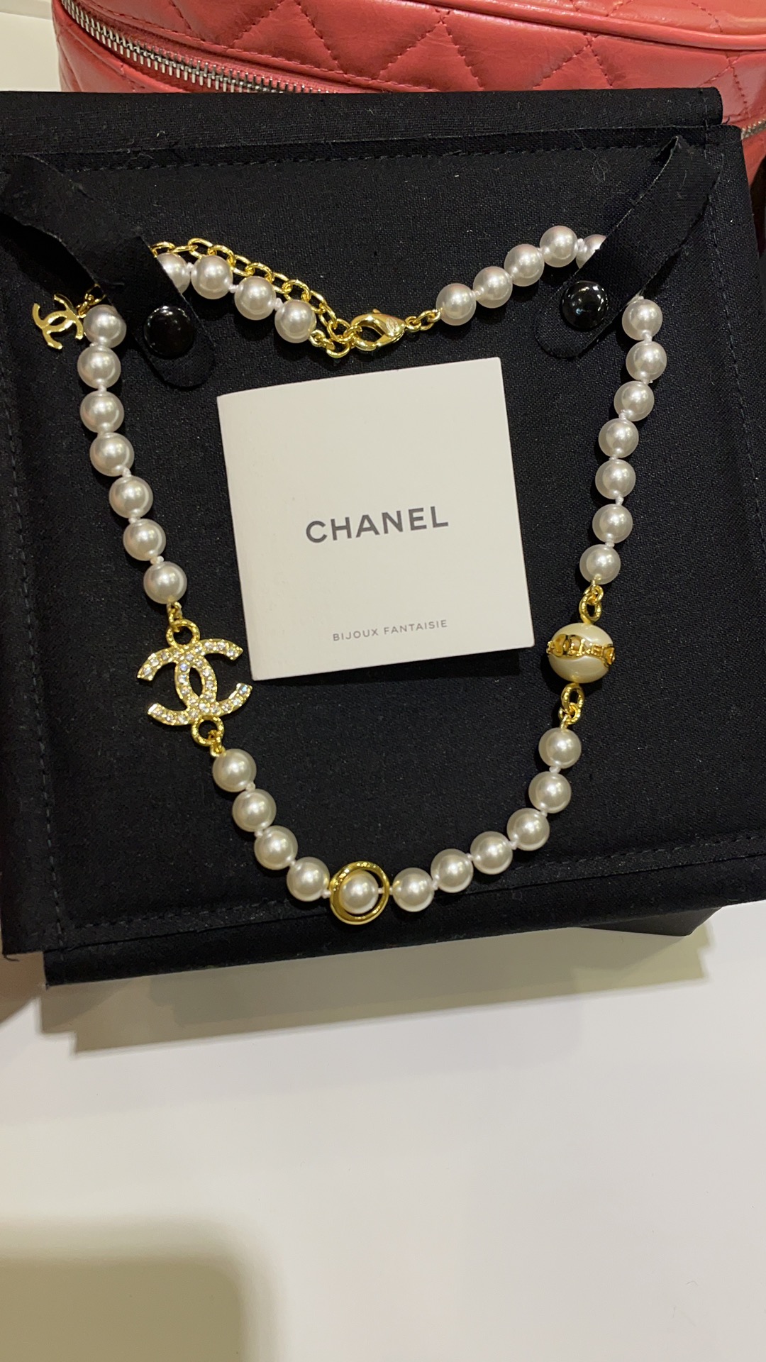 NO:633568,88260 The short necklace arrived today. Gold letter double C pearl necklace. Classic short pearl necklace. Suitable for everyone. Gold letters are inlaid in the middle of the pearl with the iconic logo. The design details are exquisite. You can’t make mistakes with your eyes closed. Customized pearl material. Swarovski diamond, necklace, Cartier high-end jewelry.1986090988260今日到货短款项链 金色字母双C珍珠项链 经典短款珍珠项链 适合每一个人 珍珠中间镶嵌金色字母标志性logo 设计小细节经得起考究 闭眼入不出错 z定制珍珠材质 施华洛钻,,necklace,卡迪亚高端饰品,Jewelry