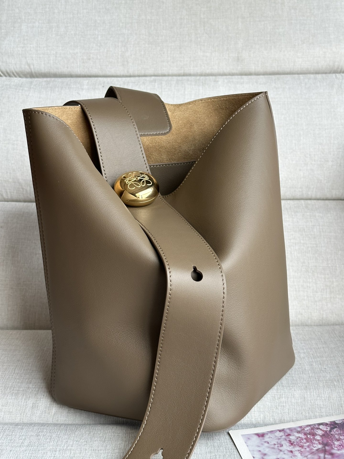 NO:175922,The same model for new celebrity models 332 khaki brown medium soft cowhide leather ebble Bucket bucket handbag ebble cleverly blends pure simple lines with eye-catching design style to create a unique and innovative handbag design. The iconic Anagram engraving hardware combines decorative and practical functions, adjusts the length of the shoulder strap and is suitable for a variety of carrying methods, and the unique twisted structure complements the delicate details. This medium version is made of soft cowhide leather. It can be shoulder-back or crossbody Adjustable shoulder strap Magnetic buckle closure Inner bag Synthetic leather lining Anagram engraving pebbles Size: 24.5*23.5*28cm, super Loewe, cowhide19860909新品明星同款 型号332 卡其棕 中号柔软牛皮革 ebble Bucket 水桶手袋 ebble 将纯粹的简约线条与瞩目设计风格巧妙融合,造就别具一格的创新的手袋设计.标志性的 Anagram 雕刻五金件兼具装饰和实用功能,可调节肩带长度并适合多种携带方式,独特的扭曲结构与微妙的细节相得益彰.此中号版本采用柔软牛皮革制成. 可肩背或斜挎 可调节肩带 磁扣开合 内袋 合成革衬里 Anagram 雕刻卵石 尺寸:24.5*23.5*28cm,特级罗意威,loewe,cowhide,Bag