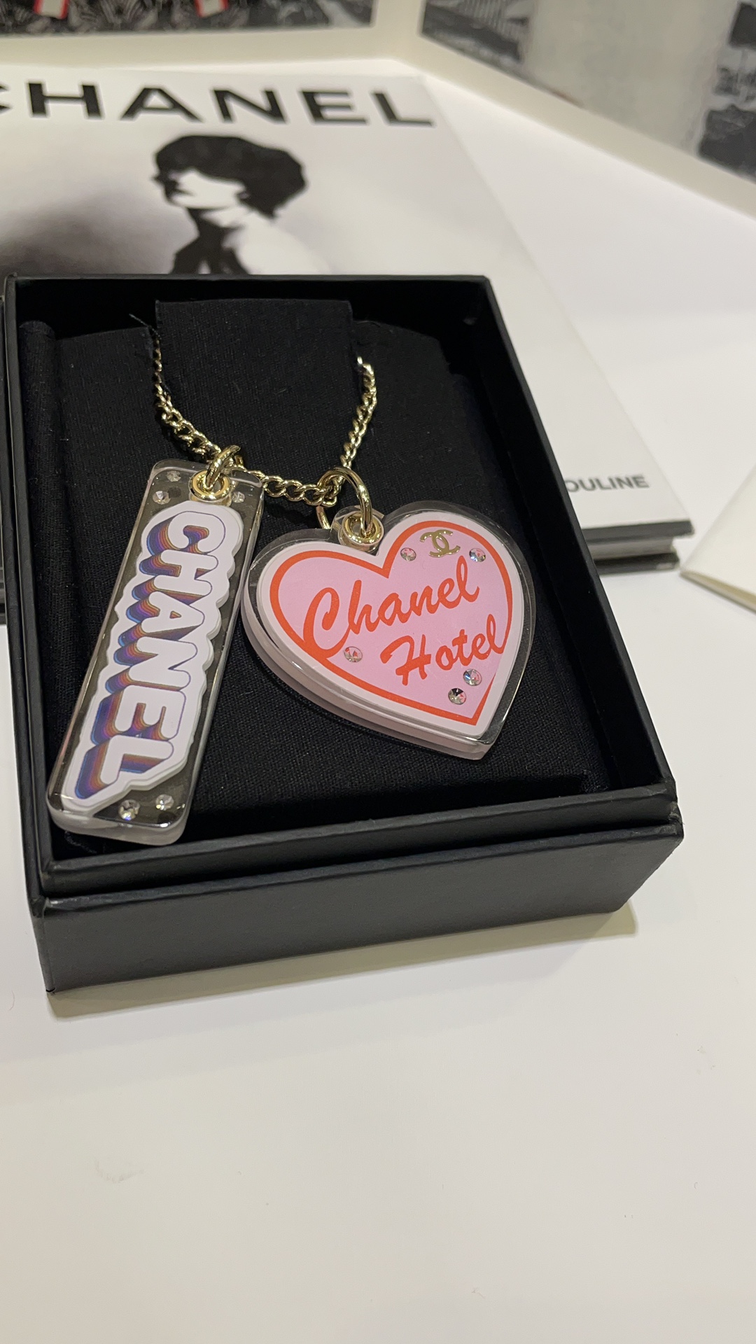 NO:633101,88260, arrived today to purchase yb 24C new letter pink love acrylic necklace, double pendant combination with pink love letter tag, American Sweetheart Barbie looks sweet and eye-catching and reduces age. It is so fashionable to wear on the upper body. It instantly lights up the overall look. Exclusively purchased from yb customized. Swarovski diamond material, necklace, Cartier high-end jewelry1986090988260,今日到货购入yb 24C新款字母粉色爱心亚克力项链 粉色爱心字母吊牌的双吊坠组合 美式甜心芭比感甜美吸睛又减龄 佩戴上身太时髦啦 瞬间点亮整体look 独家购入yb定制 施华洛钻材质,,necklace,卡迪亚高端饰品,Jewelry