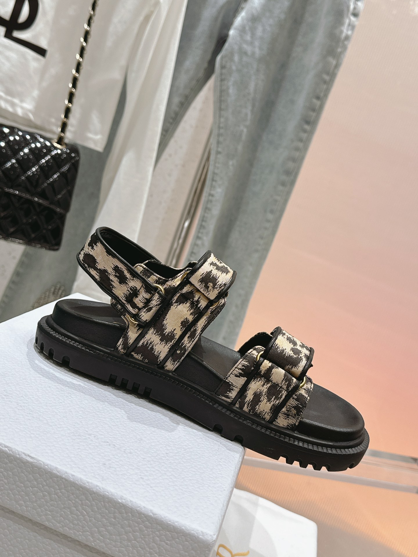 NO:166225,The highest version Latest upgrade series New Velcro sandals, original replica, complete style, super durable and super versatile #It is very comfortable to wear on the feet! The original customization special materials are soft and delicate, the feet are super charming, and the texture is full of long-term shipment. Sheepskin inner lining, original hardware buckle. Original Tpu outsole, exquisite craftsmanship. Size 35-41 [40/41 customization], slippers sandals, sandals, slippers, sheepskin19860909最高版本 最新升级系列 跑量新款魔术贴凉鞋,原版复刻,款式齐全,超耐看超百搭款#上脚非常舒适! 原版定制特殊材料,柔软又细腻,上脚超有魅力,质感满分长期出货 羊皮内里,原版五金扣. 原版Tpu大底,精致的工艺. 尺码35-41 [40/41定制],拖鞋凉鞋,sandals,slippers,sheepskin,Women's Shoes