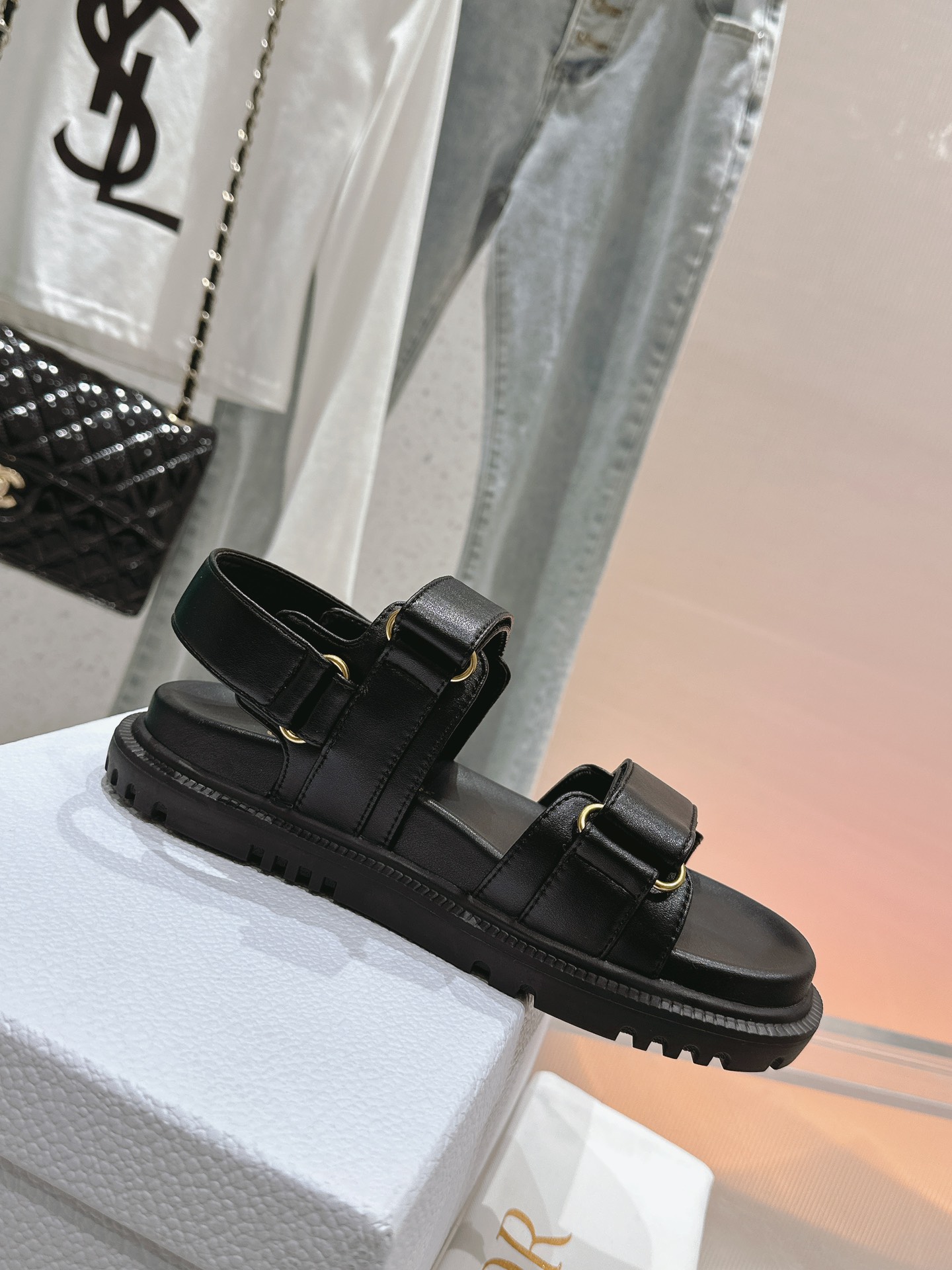 NO:254808,The highest version Latest upgrade series New Velcro sandals, original replica, complete style, super durable and super versatile #very comfortable on the feet! Original custom cowhide material, soft and delicate, super charming on the feet, long-term shipment of sheepskin lining, original hardware buckle. Original Tpu outsole, exquisite craftsmanship. Size 35-41 [40/41 custom], sandals, sandals, cowhide, sheepskin19860909最高版本 最新升级系列 跑量新款魔术贴凉鞋,原版复刻,款式齐全,超耐看超百搭款#上脚非常舒适! 原版定制牛皮材料,柔软又细腻,上脚超有魅力,质感满分长期出货 羊皮内里,原版五金扣. 原版Tpu大底,精致的工艺. 尺码35-41 [40/41定制],凉鞋,sandals,cowhide,sheepskin,Women's Shoes