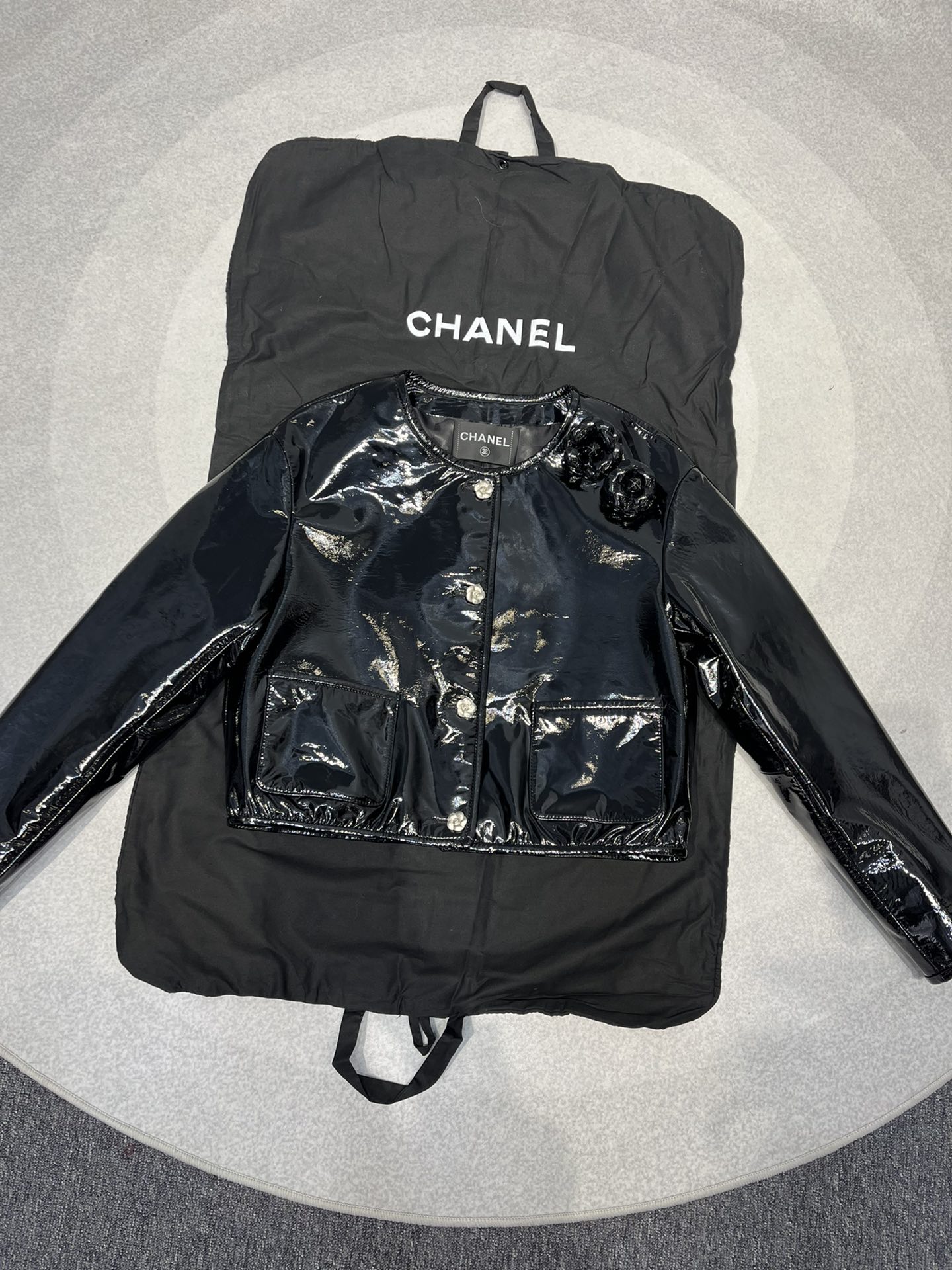 NO:721554,, Chanel sheep patent leather jacket, short style with long sleeves, handmade by camellia, very fine. The buttons are molded and customized with a small fragrance logo, and the lining also has a logo., Chanel - Clothing, chanel, jackets & coats,19860909,香奈儿羊漆皮外套,短款袖子偏长的设计风格,山茶花手工制作,非常精细.扣子开模定制带小香的logo,里布也带logo.,香奈儿-服装,chanel,jackets & coats,,Women's clothing