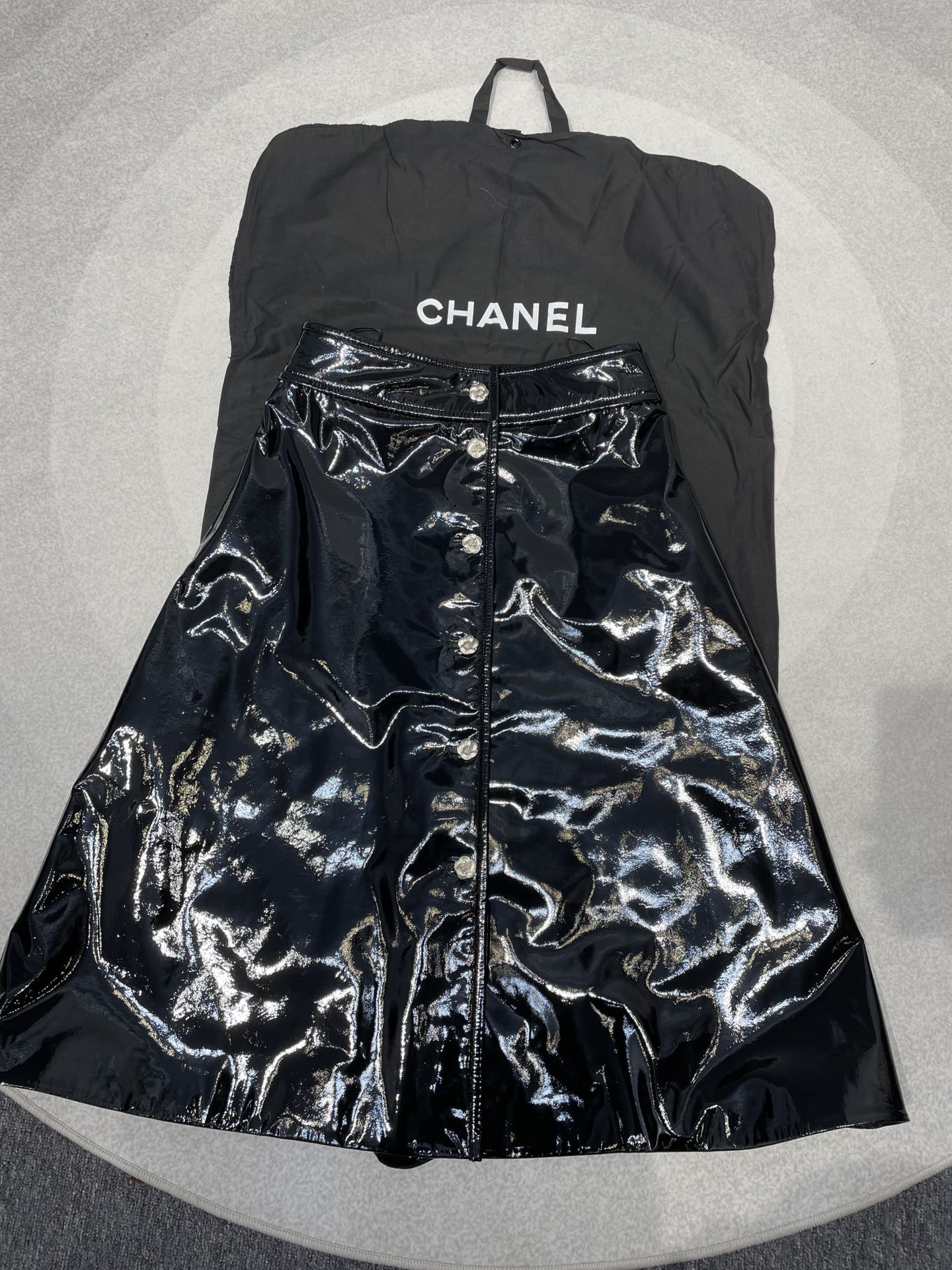NO:721558,, Chanel sheep patent leather skirt is long and has a large hem, and the material is very sufficient. S- Xl ready stock, Chanel-clothing, chanel, skirts,19860909,香奈儿羊漆皮裙子长且裙摆很大,用料很足.S- Xl现货,香奈儿-服装,chanel,skirts,,Women's clothing