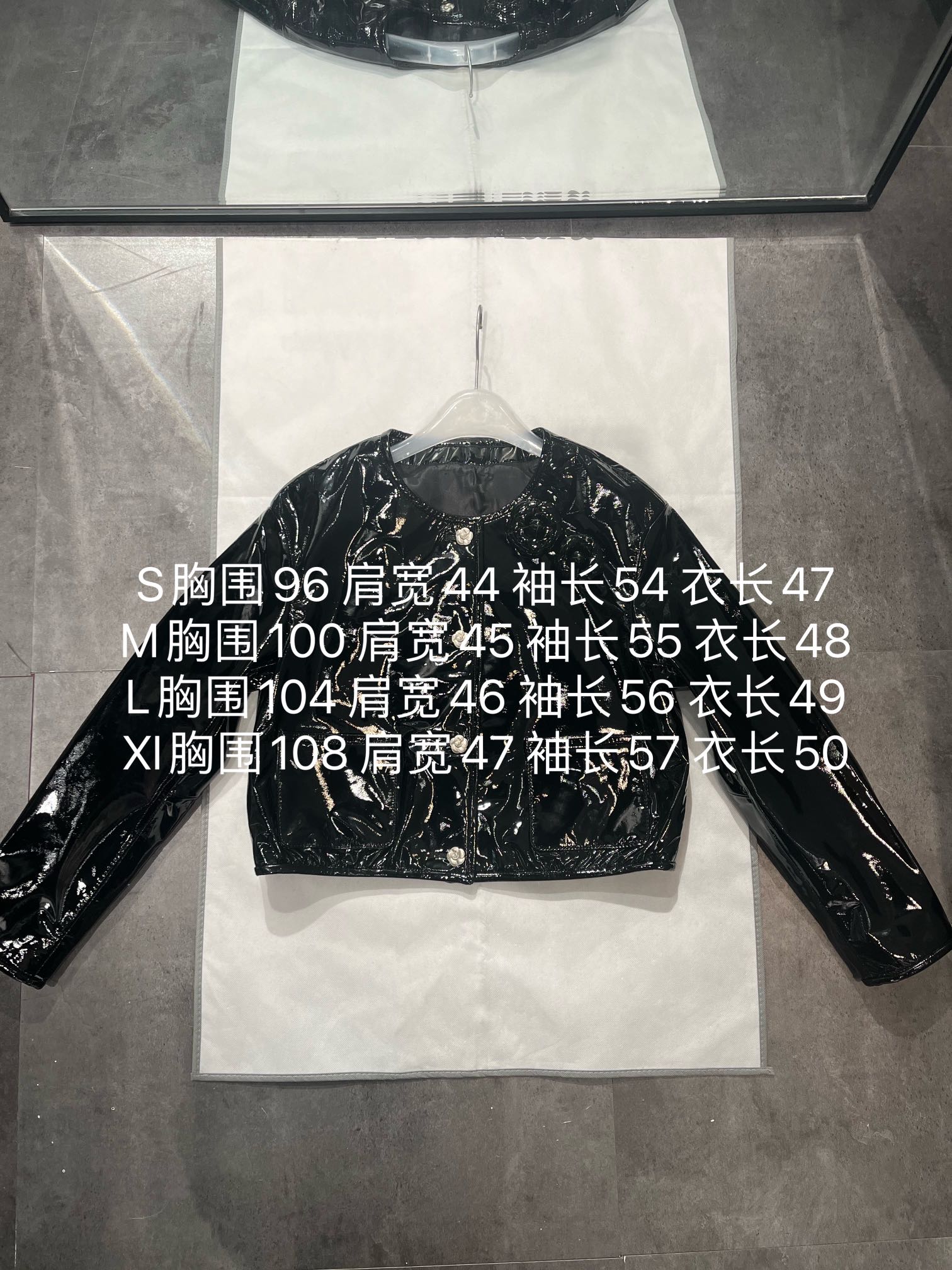 NO:721563,, Chanel sheep patent leather jacket, short style with long sleeves, handmade by camellia, very fine. The buttons are molded and customized with a small fragrance logo, and the lining also has a logo. Size S- Xl, loose fit, Chanel - Clothing, chanel, jackets & coats,19860909,香奈儿羊漆皮外套,短款袖子偏长的设计风格,山茶花手工制作,非常精细.扣子开模定制带小香的logo,里布也带logo. 尺寸S- Xl码,宽松版型,香奈儿-服装,chanel,jackets & coats,,Women's clothing