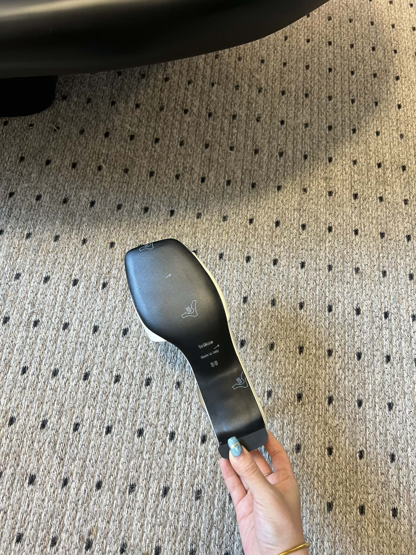 
独家早春新品 Totem* 褶皱牛皮方根露趾凉鞋

早春现货发售！太有特点啦！带有复古的味道 配上喇叭
