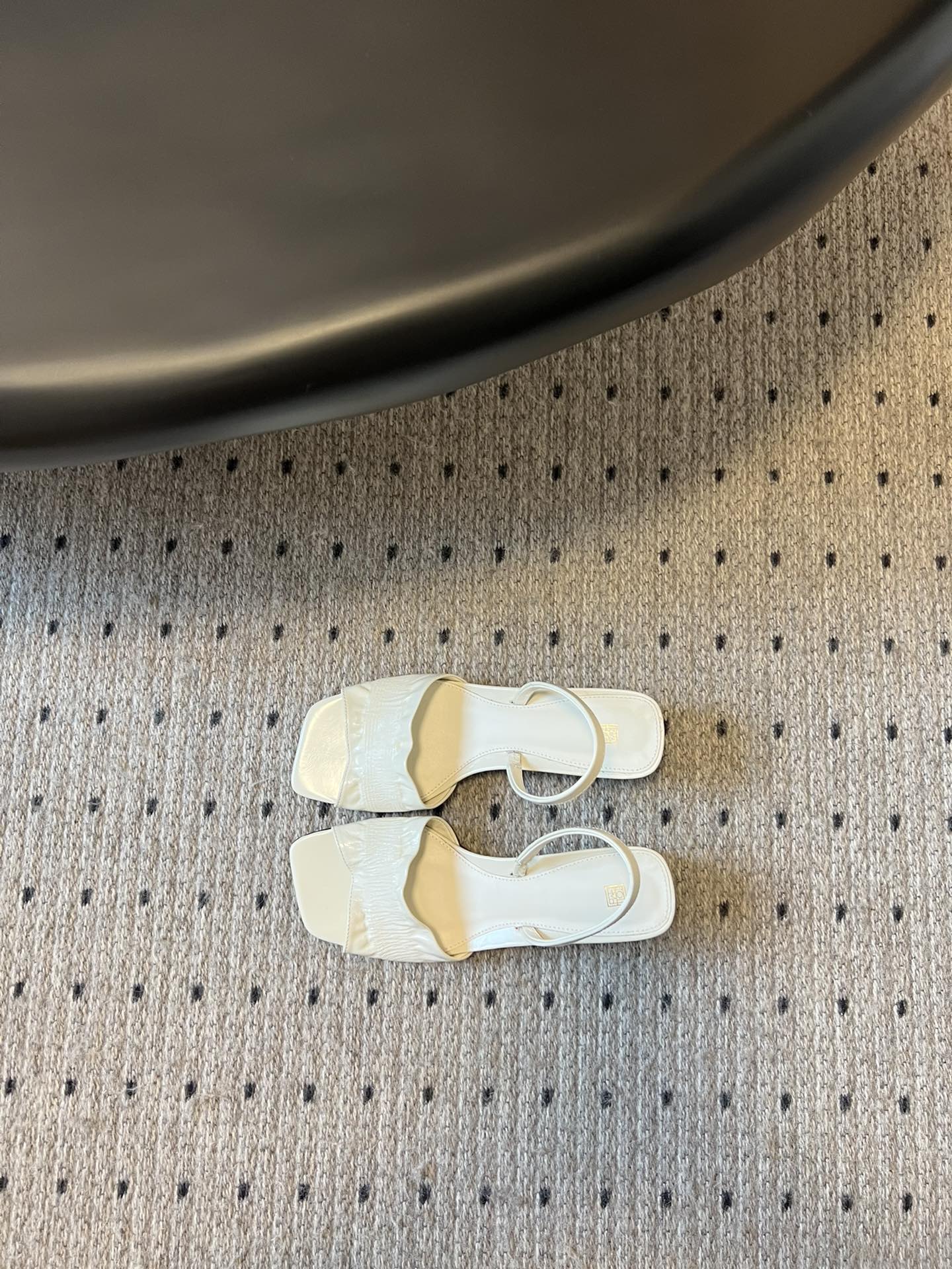 
独家早春新品 Totem* 褶皱牛皮方根露趾凉鞋

早春现货发售！太有特点啦！带有复古的味道 配上喇叭