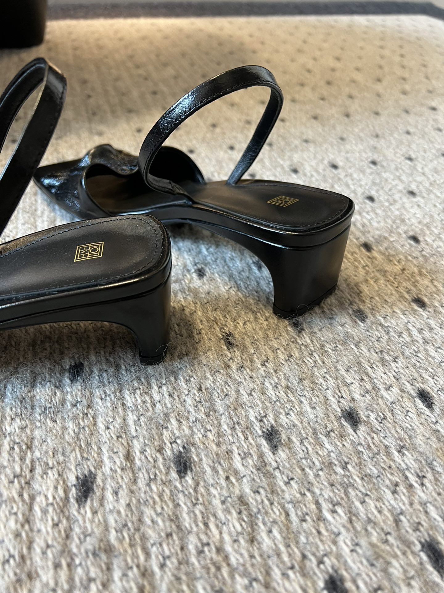 
独家早春新品 Totem* 褶皱牛皮方根露趾凉鞋

早春现货发售！太有特点啦！带有复古的味道 配上喇叭