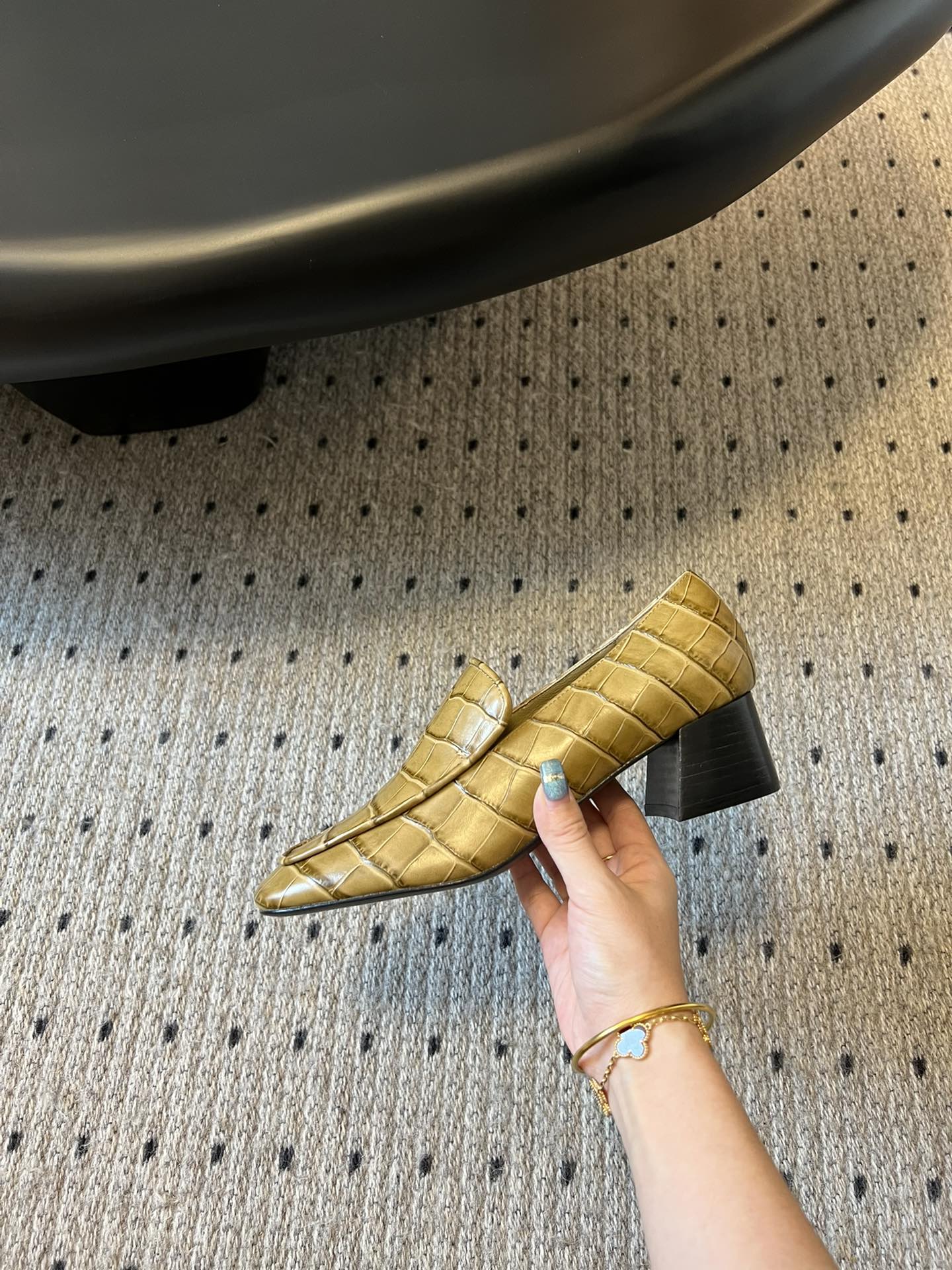 
独家早春新品 Totem* 压纹牛皮粗跟乐福鞋

早春现货发售！太有特点啦！压纹的设计增添啦高级感 无