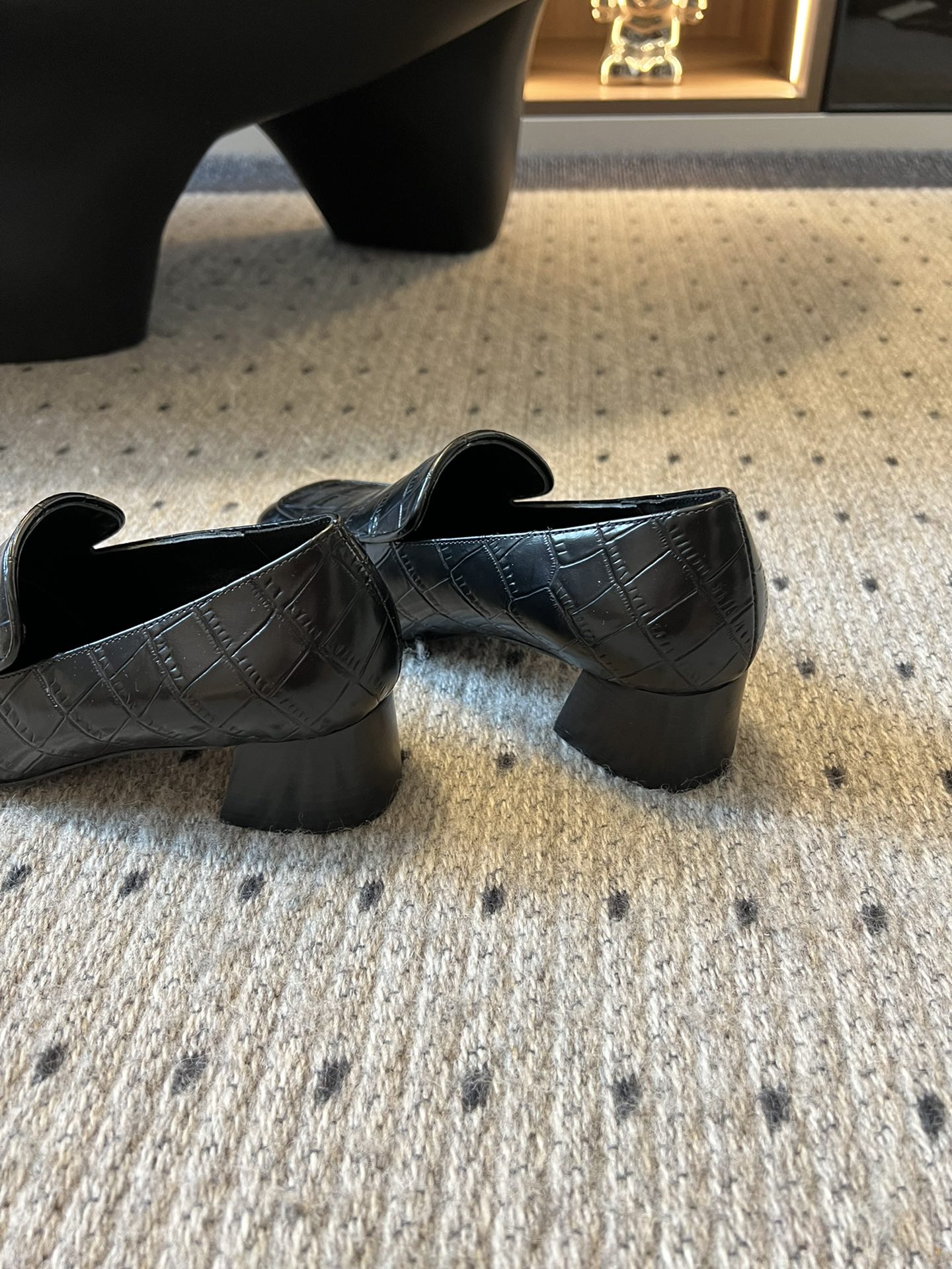 
独家早春新品 Totem* 压纹牛皮粗跟乐福鞋

早春现货发售！太有特点啦！压纹的设计增添啦高级感 无