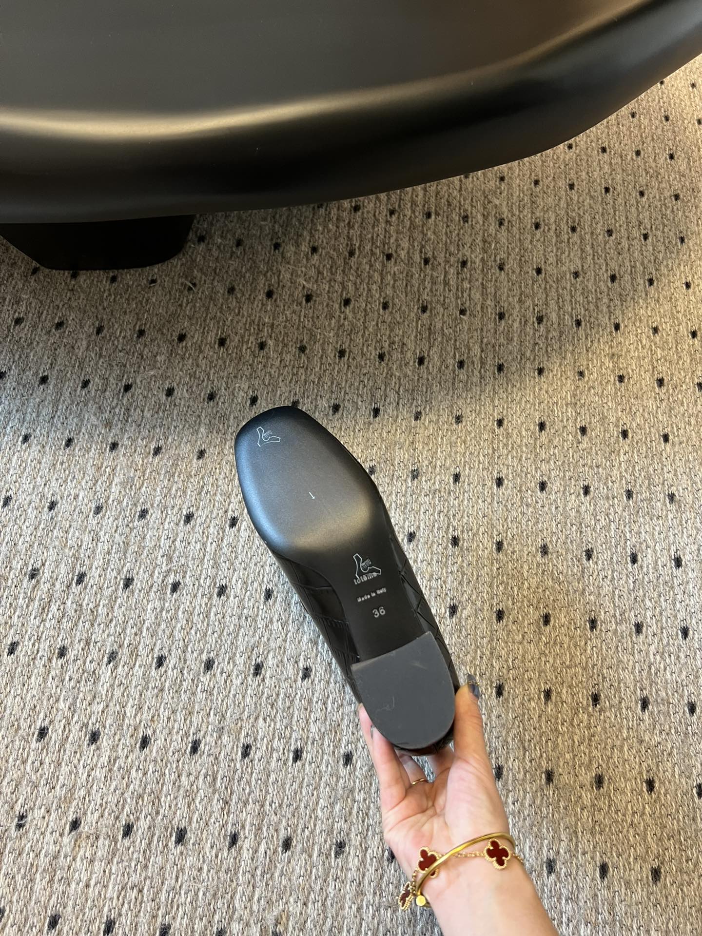 
独家早春新品 Totem* 压纹牛皮粗跟乐福鞋

早春现货发售！太有特点啦！压纹的设计增添啦高级感 无