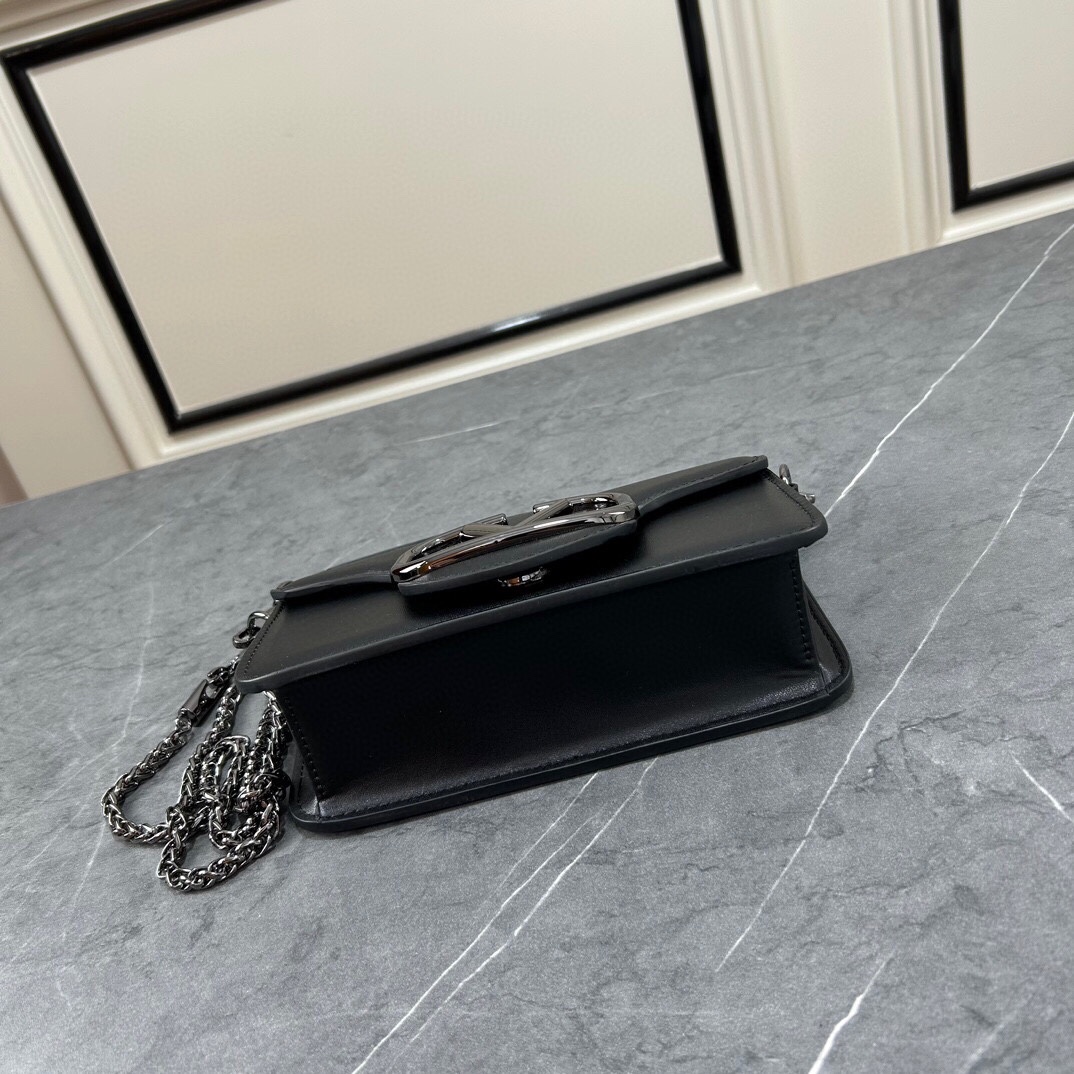 小号VALENTINO华家 女士MINILOCO 小牛皮新品 金属链条和细腻皮革组成别致双提柄，还可拆除