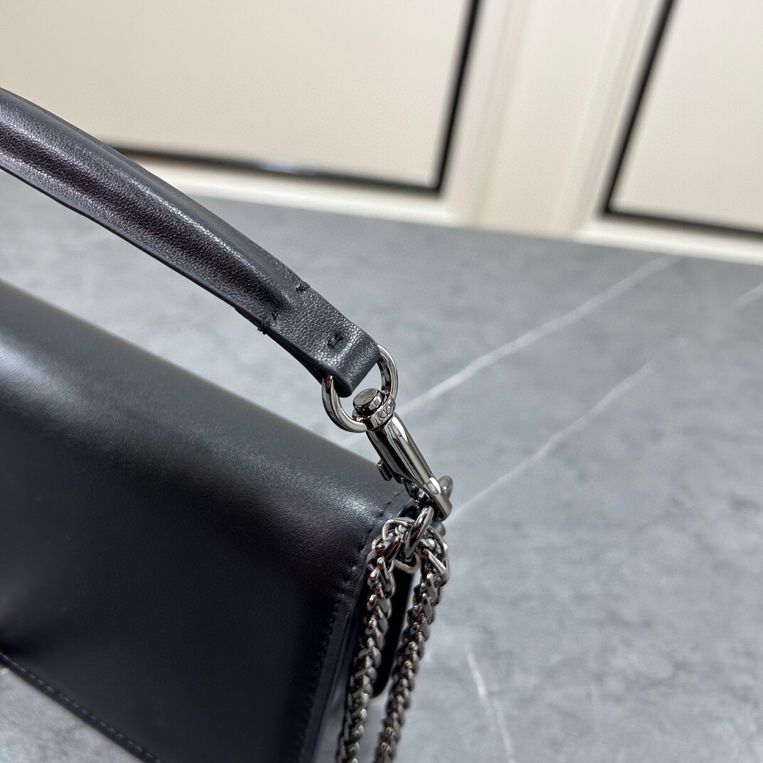 小号VALENTINO华家 女士MINILOCO 小牛皮新品 金属链条和细腻皮革组成别致双提柄，还可拆除