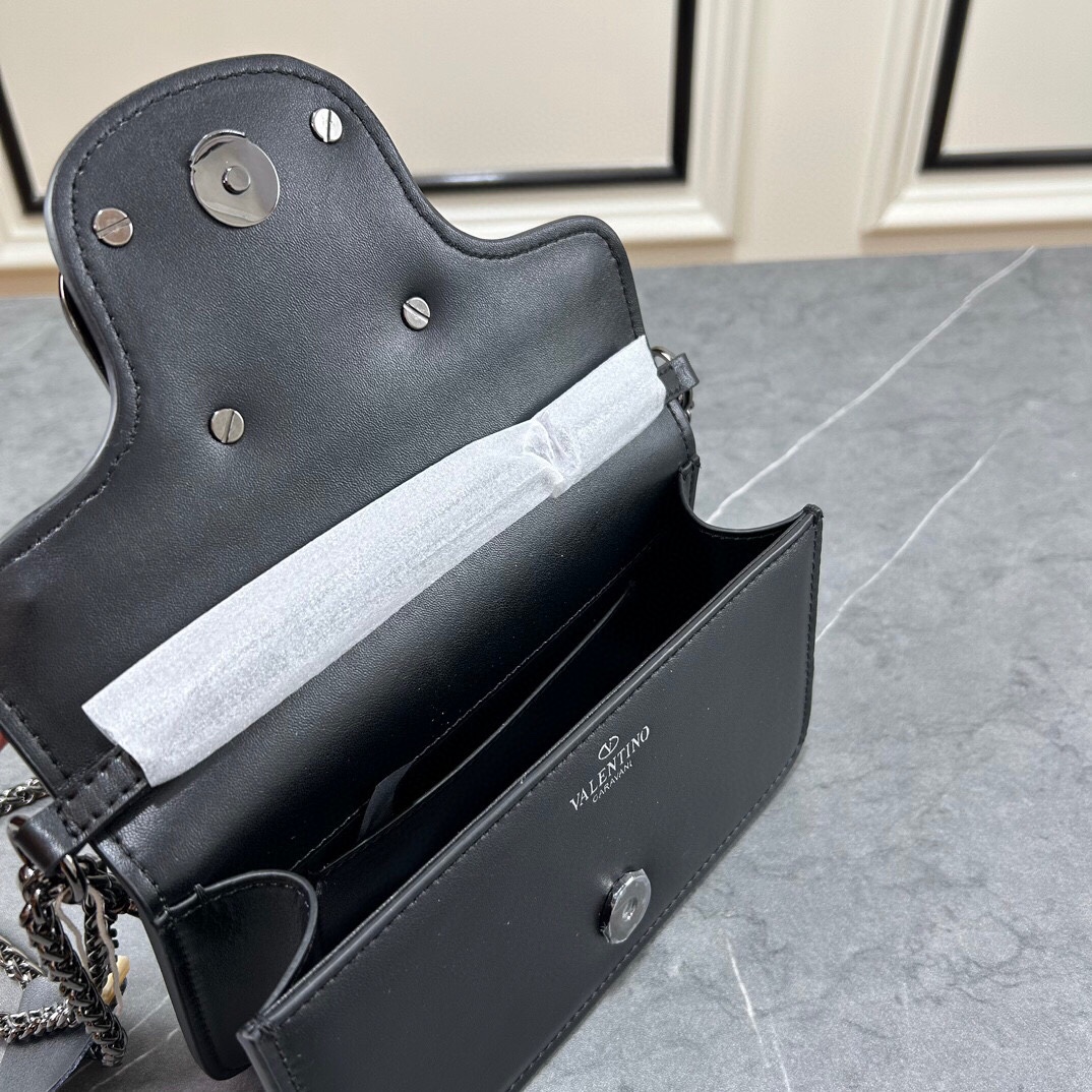 小号VALENTINO华家 女士MINILOCO 小牛皮新品 金属链条和细腻皮革组成别致双提柄，还可拆除