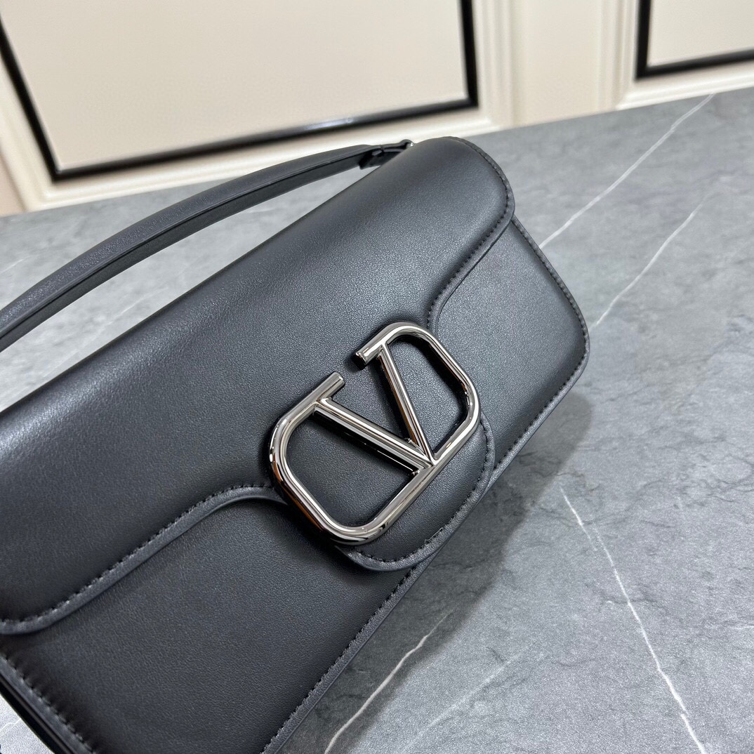 🌺新品🌺华家早春系列# 经典包袋升级，占据街头焦点。标志性铆钉点缀包身与包带，再来点新颜色瞧瞧，解锁无限