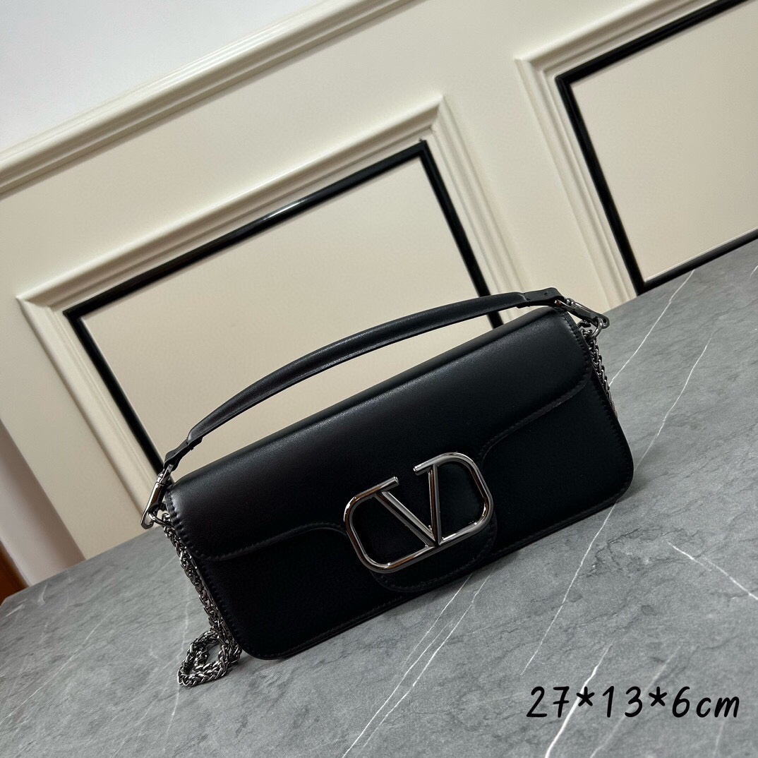 🌺新品🌺华家早春系列# 经典包袋升级，占据街头焦点。标志性铆钉点缀包身与包带，再来点新颜色瞧瞧，解锁无限