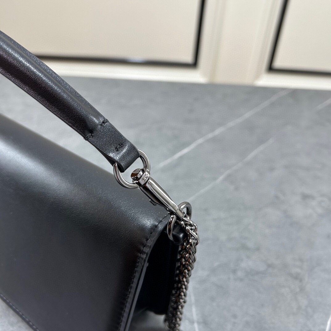 🌺新品🌺华家早春系列# 经典包袋升级，占据街头焦点。标志性铆钉点缀包身与包带，再来点新颜色瞧瞧，解锁无限