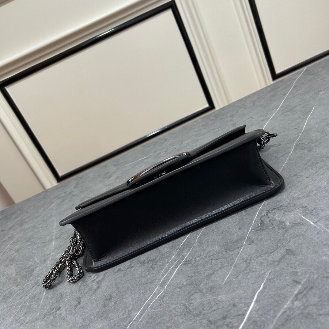 🌺新品🌺华家早春系列# 经典包袋升级，占据街头焦点。标志性铆钉点缀包身与包带，再来点新颜色瞧瞧，解锁无限