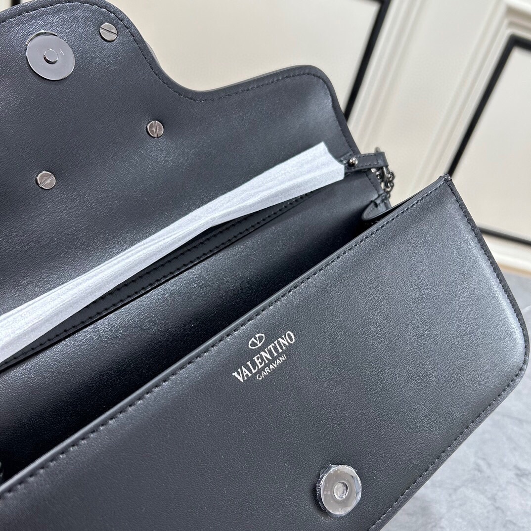 🌺新品🌺华家早春系列# 经典包袋升级，占据街头焦点。标志性铆钉点缀包身与包带，再来点新颜色瞧瞧，解锁无限