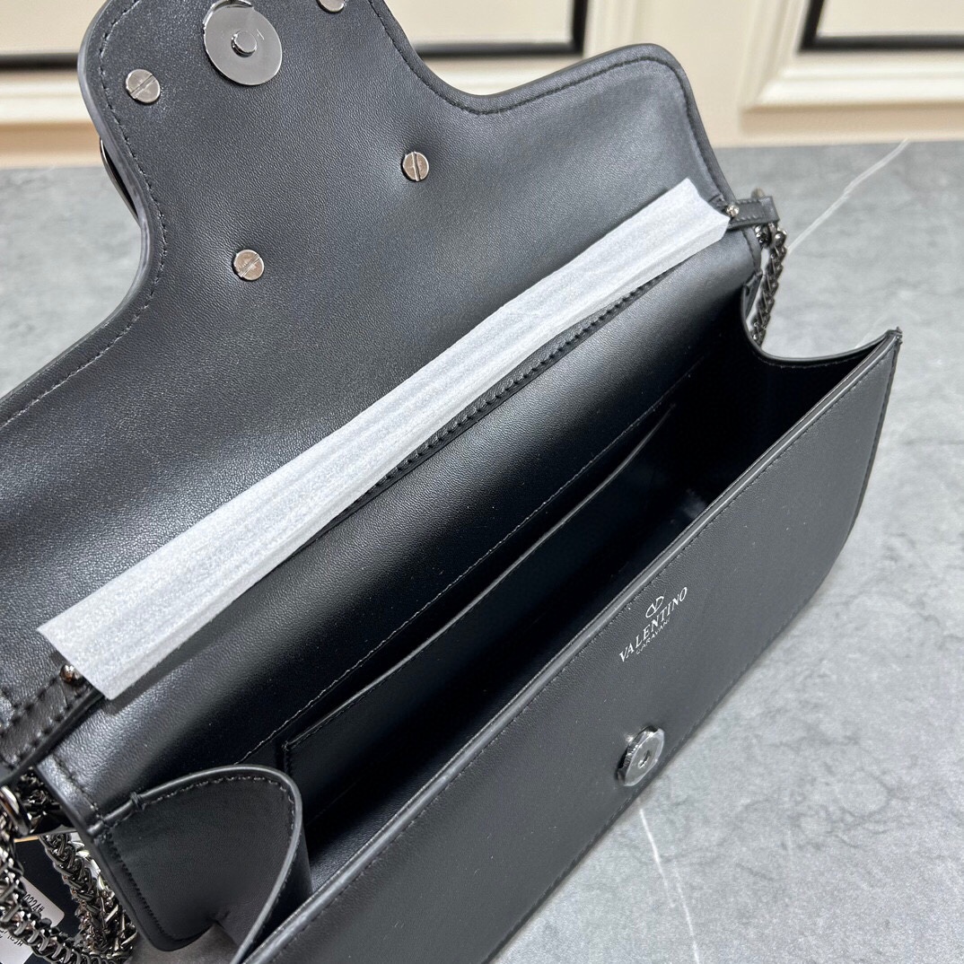 🌺新品🌺华家早春系列# 经典包袋升级，占据街头焦点。标志性铆钉点缀包身与包带，再来点新颜色瞧瞧，解锁无限