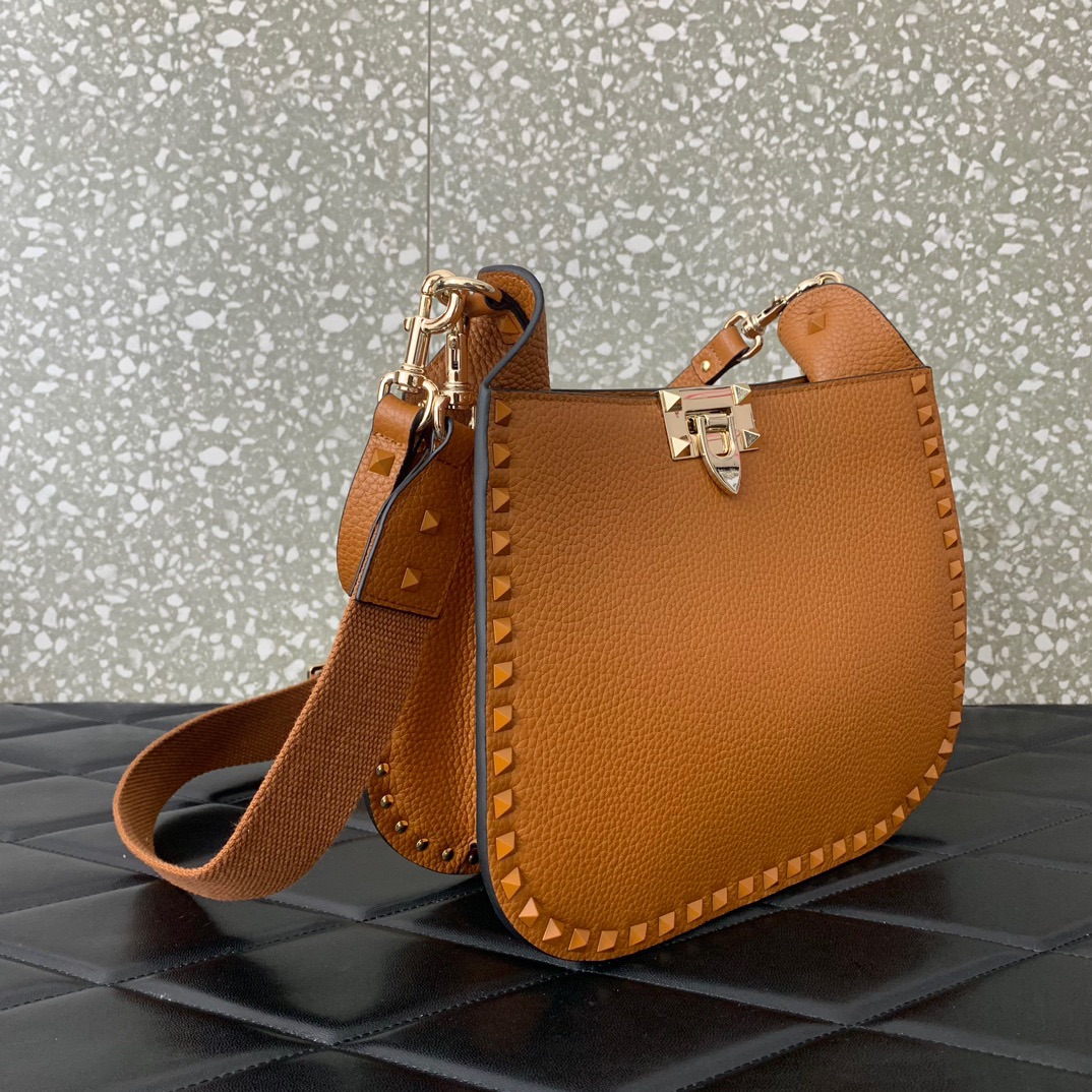 回货*alentinoGaravaniRockstud牛皮斜挎包标志性的钩扣开合设计-金属工艺效果处理铆