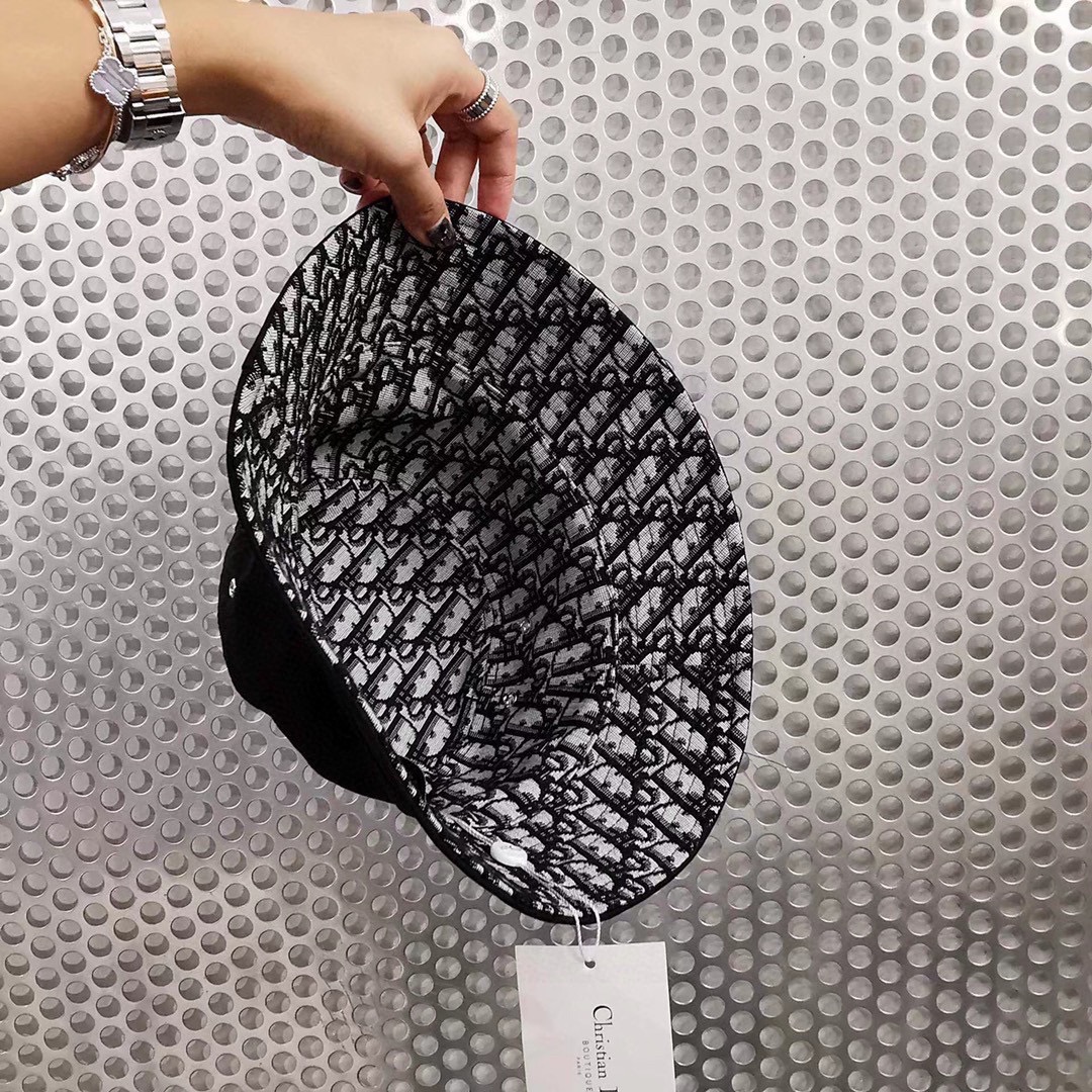 NO:190652,Dio* classic presbyterian double-sided fisherman hat zg sold out, a hat is hard to find, classic presbyterian pattern covers the entire hat, the reverse is pure black, the double-sided wear effect is very nice, the brim is 5.5cm long, the head circumference is about 55 hat fisherman hat baseball hat knit hat, hat, dior, espadrilles, hats19860909Dio*经典老花双面渔夫帽 zg已售罄 一帽难求 经典的老花图案布满整顶帽子 反面是纯黑色 双面佩戴效果非常nice 帽檐长5.5cm 头围约55帽子渔夫帽棒球帽针织帽,帽子,dior,espadrilles,hats,hat