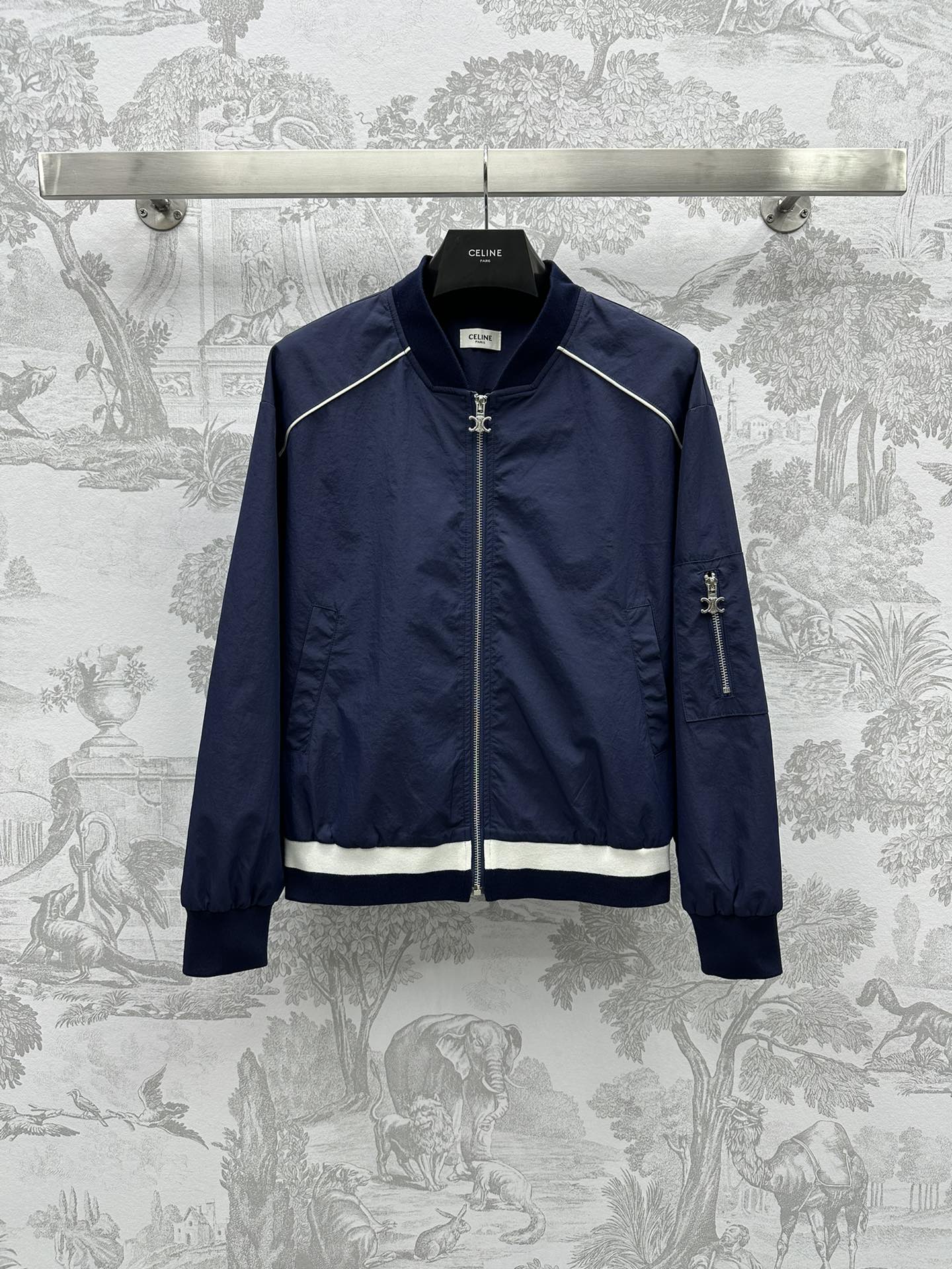 NO:696666,Celin* new arrivals embroidered jackets, customized YB imported material, crisp and stylish texture, decorated with exquisite letter embroidery on the back, pocket design on the sleeves, neutral and lazy style, trendy and not easy to go out of style, development of surface accessories, jacket tailoring, body modification, neat and handsome, casual and fashionable upper body, high version 2 colors,,celine,jackets & coats,jackets & coats,19860909Celin*新品上架刺绣夹克外套定制YB进口材质 质感挺括有型 饰以背后精致字母刺绣装饰 手袖处口袋设计 中性慵懒风格 潮流不易过时 面辅料开发 夹克版型剪裁 修饰体型 利落帅气 上身休闲时髦   高版本2色,,celine,jackets & coats,jackets & coats,,Women's clothing