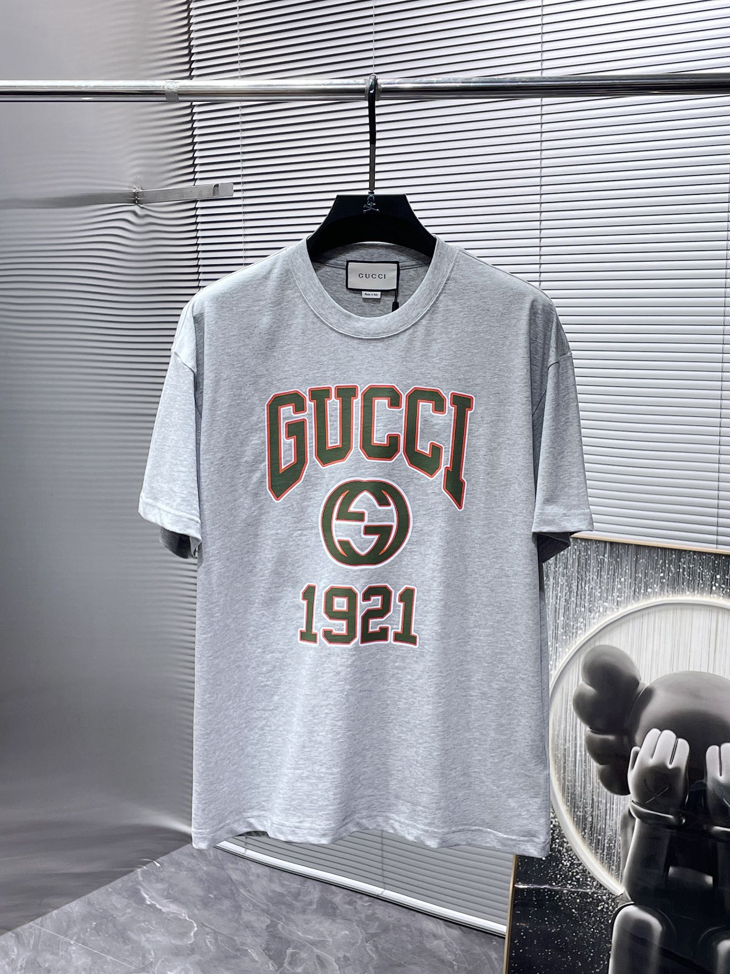 NO:496026,Gucci. New round neck short-sleeved T-shirt T-shirt half-sleeved, high-end version!  Customized fabrics for counters are breathable and comfortable, with impeccable details, and the brand element design concept reflects high quality. The feel is delicate and soft!  It is casually cut, with a great upper body style!  S-3XL (the code is too large and the maximum number can be worn about 220 kilograms. It is recommended to provide height and weight to the warehouse to assign codes) exclusively, gucci, T-shirt, tees, t-shirt, alexander wang19860909古奇 GUCCI .新款 圆领 短袖 T恤 体恤 半袖 ,高端版本！专柜定制面料 透气舒适度高,细节无可挑剔,品牌元素设计理念,体现高品质.手感细腻柔软！呈现休闲裁剪,上身版型超赞！码数S-3XL（码数偏大两个码,最大可穿220斤左右,建议提供身高体重给仓库配码）独家专供,,gucci,T-shirt,tees，t-shirt,alexander wang,Men's clothing