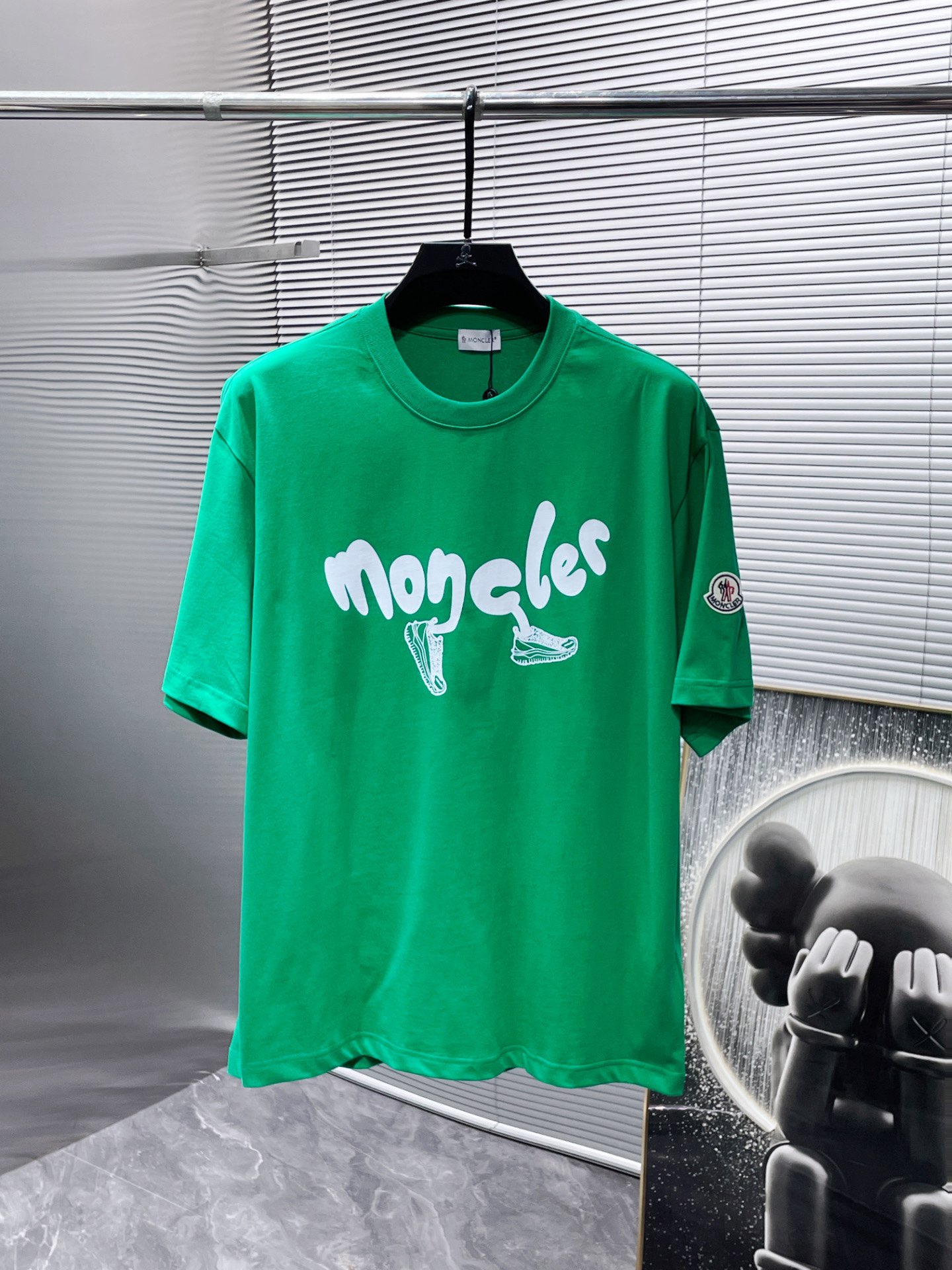 NO:496199,Moncler new round neck short-sleeved T-shirt T-shirt half-sleeved, high-end version!  Customized fabrics for counters are breathable and comfortable, with impeccable details, and the brand element design concept reflects high quality. The feel is delicate and soft!  It is casually cut, with a great upper body style!  S-3XL (the code is too large and the maximum can be worn about 220 kilograms. It is recommended to provide height and weight to the warehouse to assign codes) exclusively, Moncler, T-shirt, tees, t-shirt, alexander wang19860909蒙口 moncler 新款 圆领 短袖 T恤 体恤 半袖 ,高端版本！专柜定制面料 透气舒适度高,细节无可挑剔,品牌元素设计理念,体现高品质.手感细腻柔软！呈现休闲裁剪,上身版型超赞！码数S-3XL（码数偏大两个码,最大可穿220斤左右,建议提供身高体重给仓库配码）独家专供,,Moncler,T-shirt,tees，t-shirt,alexander wang,Men's clothing