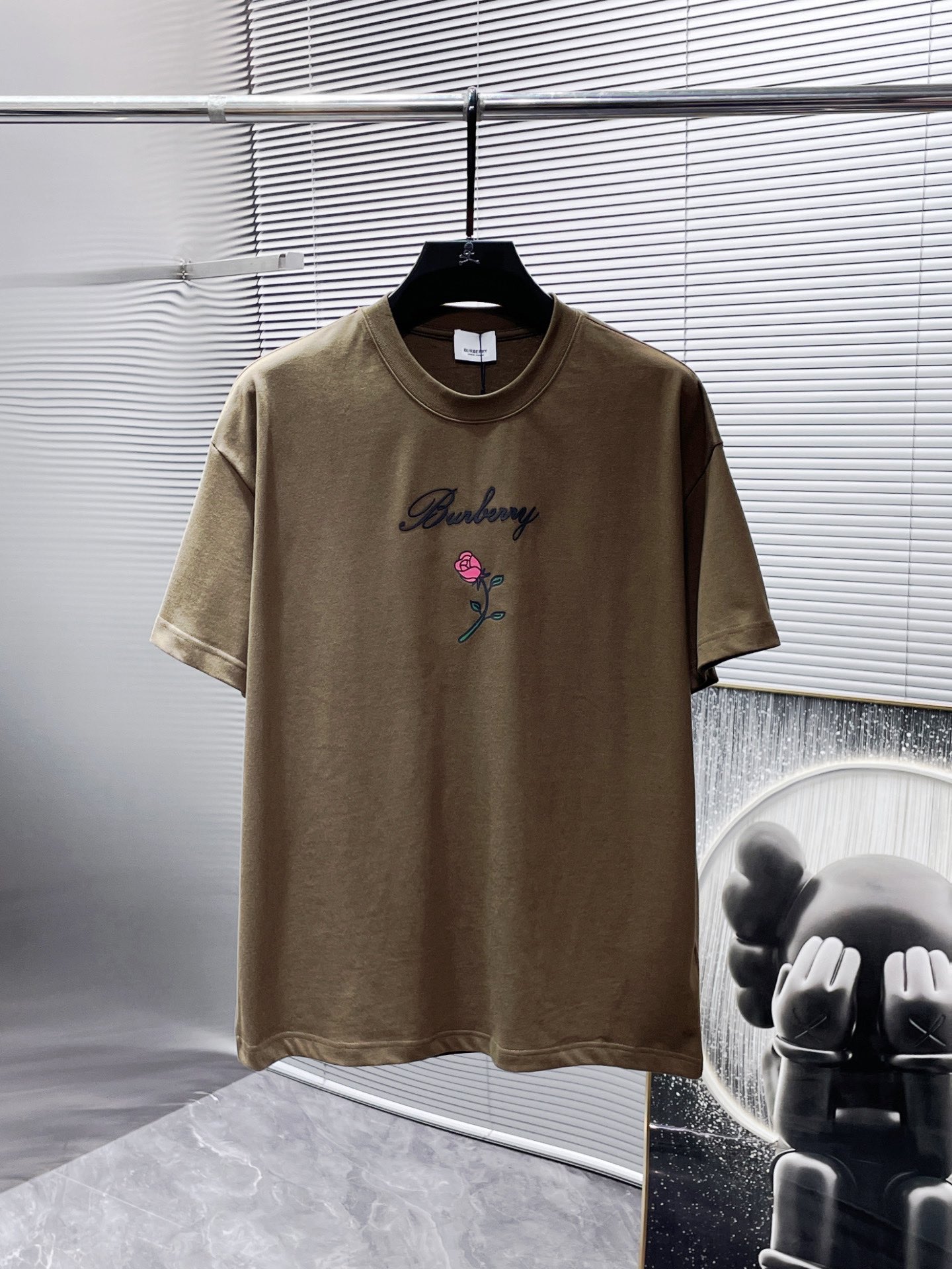 NO:496206,Burberry New round neck short-sleeved T-shirt T-shirt half-sleeved, high-end version!  Customized fabrics for counters are breathable and comfortable, with impeccable details, and the brand element design concept reflects high quality. The feel is delicate and soft!  It is casually cut, with a great upper body style!  S-3XL (the code is too large and the maximum number can be worn about 220 kilograms. It is recommended to provide height and weight to the warehouse to assign codes) exclusively, burberry, burberry, T-shirt, tees, t-shirt, alexander wang19860909巴宝莉 Burberry 新款 圆领 短袖 T恤 体恤 半袖 ,高端版本！专柜定制面料 透气舒适度高,细节无可挑剔,品牌元素设计理念,体现高品质.手感细腻柔软！呈现休闲裁剪,上身版型超赞！码数S-3XL（码数偏大两个码,最大可穿220斤左右,建议提供身高体重给仓库配码）独家专供,,burberry,burberry,T-shirt,tees，t-shirt,alexander wang,Men's clothing