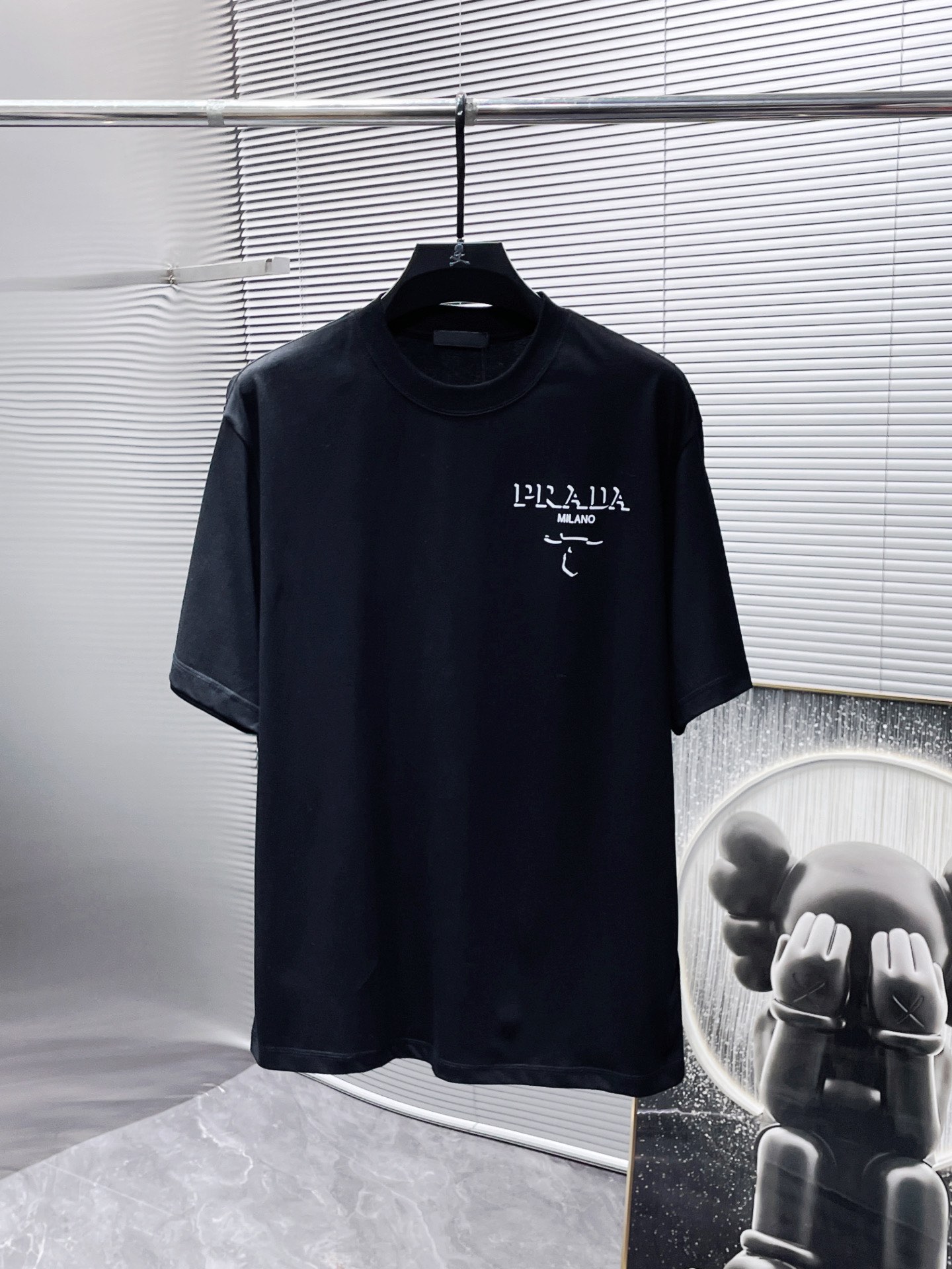 NO:496173,Prada Prada New round neck short-sleeved T-shirt T-shirt half-sleeved, high-end version!  Customized fabrics for counters are breathable and comfortable, with impeccable details, and the brand element design concept reflects high quality. The feel is delicate and soft!  It is casually cut, with a great upper body style!  S-3XL (the code is too large and the maximum number can be worn about 220 kilograms. It is recommended to provide height and weight to the warehouse to assign codes) exclusively, prada, prada, T-shirt, tees, t-shirt, alexander wang19860909普拉达 prada 新款 圆领 短袖 T恤 体恤 半袖 ,高端版本！专柜定制面料 透气舒适度高,细节无可挑剔,品牌元素设计理念,体现高品质.手感细腻柔软！呈现休闲裁剪,上身版型超赞！码数S-3XL（码数偏大两个码,最大可穿220斤左右,建议提供身高体重给仓库配码）独家专供,,prada,prada,T-shirt,tees，t-shirt,alexander wang,Men's clothing