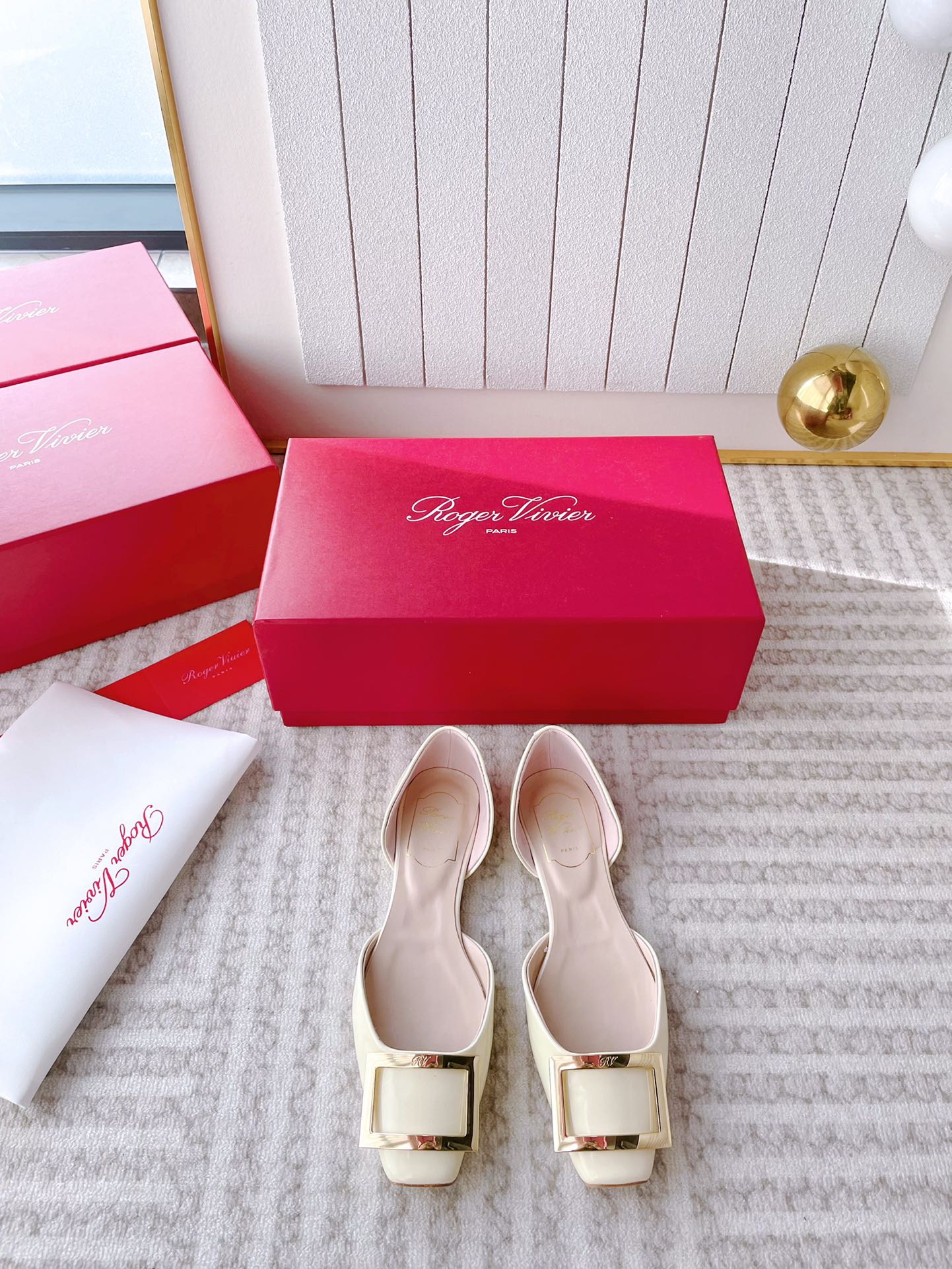 NO:239787,Out of stock * (inspection level) RV is a fashion benchmark in the shoe industry. Classic square buckles are the brand’s logo. It’s hard to dislike them. Pair most of the clothes in your closet to work. The dates are simple and tasteless. Let’s call the classic square buckles again!  This series can really be closed. Just pick the color according to your preference. They are all very versatile. The style will not be outdated after wearing for a few years. Moreover, all kinds of clothes are easy to control and not picky. They can also hold on to the scene in daily or important occasions. They are exquisite and cool, and the upper body is full of temperament~ Original leather sole of the sole Material: Original custom patent leather, imported sheepskin inner lining, original hardware 11 customized square buckle, size 34-41 size 34/40/41 customized, high flat heel/2.5 low heel/4.5 straight heel/4.5 slanted heel/7.5 thin heel. Shoe box with original full packaging, single shoes, sheepskin, Leather soles19860909出 现货 *（验货级别） RV作为鞋界时尚标杆 经典方扣是品牌的标志 很难让人不喜欢 搭配你衣橱里大部分衣服上班 约会都简洁不失品味 又来给经典款方扣单鞋打call咯！ 这个系列真的可以闭眼入哦, 颜色按喜好去pick就好,都很百搭 版型随便穿几年都不会过时, 并且各种衣服上身都好驾驭且不挑, 日常或者是重要场合也都撑得住场面的, 可精致可酷飒,上身气质感满满~ 鞋底原版真皮大底 材质:原版定制漆皮 内里进口羊皮内里 五金原版11定制方扣 码数34-41码34/40/41定制 跟高平底/2.5低跟/4.5直跟/4.5斜跟/7.5细跟 鞋盒配原版全套包装,单鞋,sheepskin,Leather soles,Women's Shoes