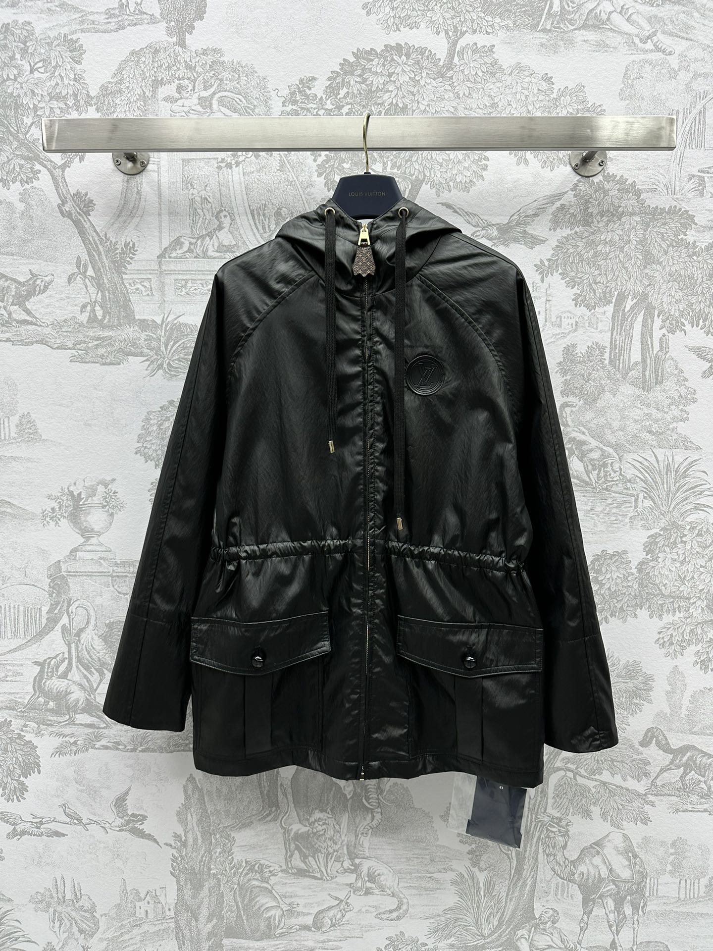 NO:696655,Louis Vuitto* new product on the shelves hooded waist windbreaker jacket customized YB imported windbreaker material. Its characteristics are waterproof and windproof. The texture is smooth and shiny. It is crisp and stylish. Simple solid color decorated with chapter decoration details to present the perfect appearance. Adjustable waist design inside. Presbyopic lining embellishment echoes. Ready-to-wear high-end temperament. Casual with a touch of sophistication. Development of surface accessories. Hooded long coat tailoring. The upper body is handsome and fashionable. Both men and women can control it. High version 2 colors, Louis Vuitto  vuitton,jackets & coats,hats,19860909Louis Vuitto*新品上架连帽收腰风衣外套定制YB进口风衣材质 其特性防水防风 质感光泽细腻 挺括有型 简约纯色饰以章仔装饰细节呈现完美品相 内里可调节腰身设计 老花里衬点缀呼应 成衣高级气质 休闲中又带点精致感 面辅料开发 连帽长款外套剪裁 上身帅气时髦 男女均可驾驭  高版本2色,,louis vuitton,jackets & coats,hats,,Women's clothing