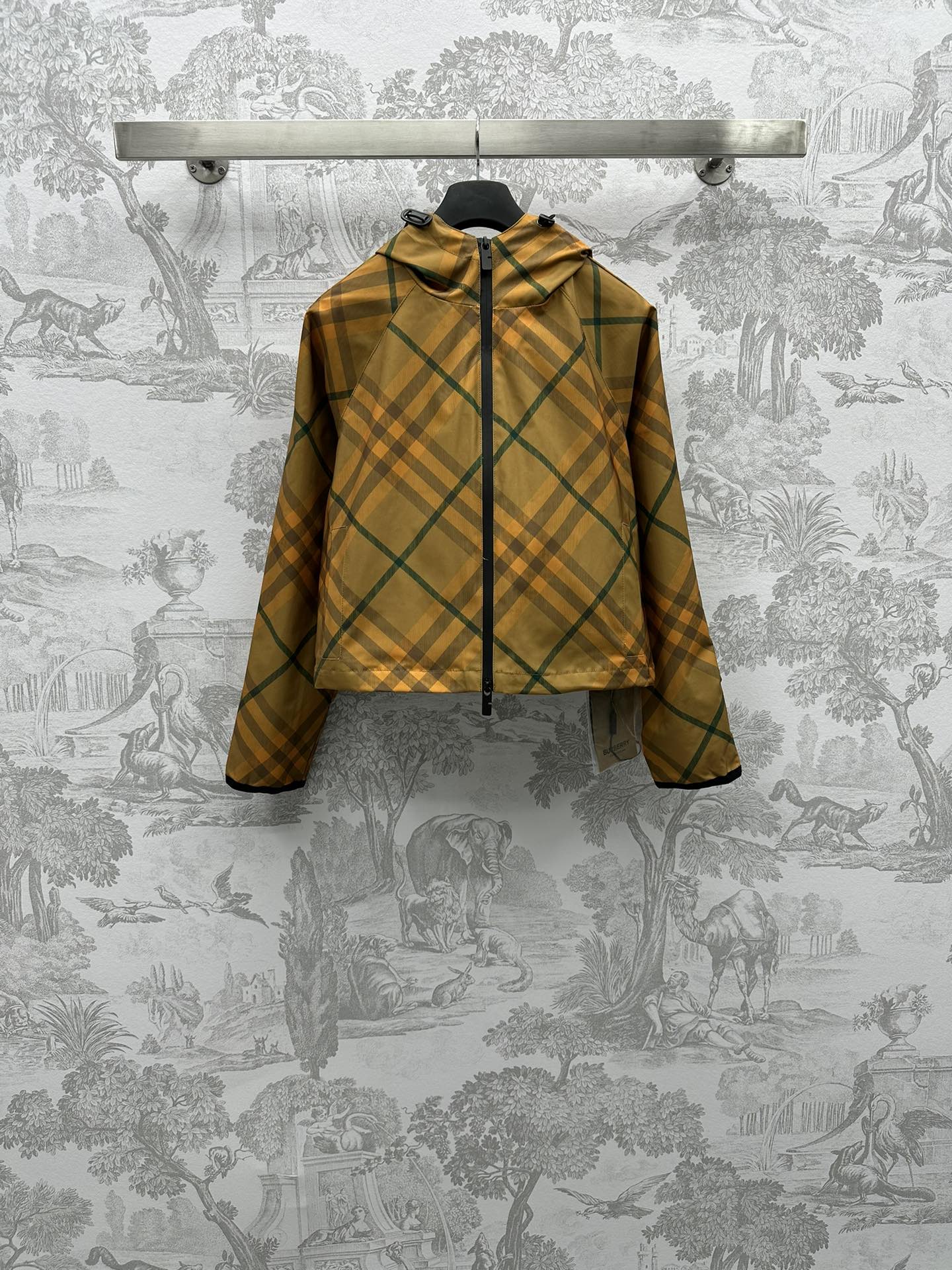 NO:696664,Bur BBR* new products are on the shelves. Checkered windproof jackets are made of custom-made YB imported materials. The texture is crisp and stylish. The luster is delicate. Decorated with positioning plaid printing patterns. War horse embroidery patterns. Fashionable and western style. Presenting the classic brand high-end style. Surface accessories development. Hooded jacket tailoring. The upper body is modified to modify the body shape. Both men and women can control it. High version 2 colors,,burberry,jackets & coats,jackets & coats,hats,19860909Bur BBR*新品上架格纹防风夹克外套定制YB进口材质 质感挺括有型 光泽细腻 饰以定位格纹印花图案装饰 战马刺绣图案点缀 时髦洋气 呈现经典品牌高级风格 面辅料开发 连帽夹克版型剪裁 上身修饰体型 男女均可驾驭   高版本2色,,burberry,jackets & coats,jackets & coats,hats,,Women's clothing