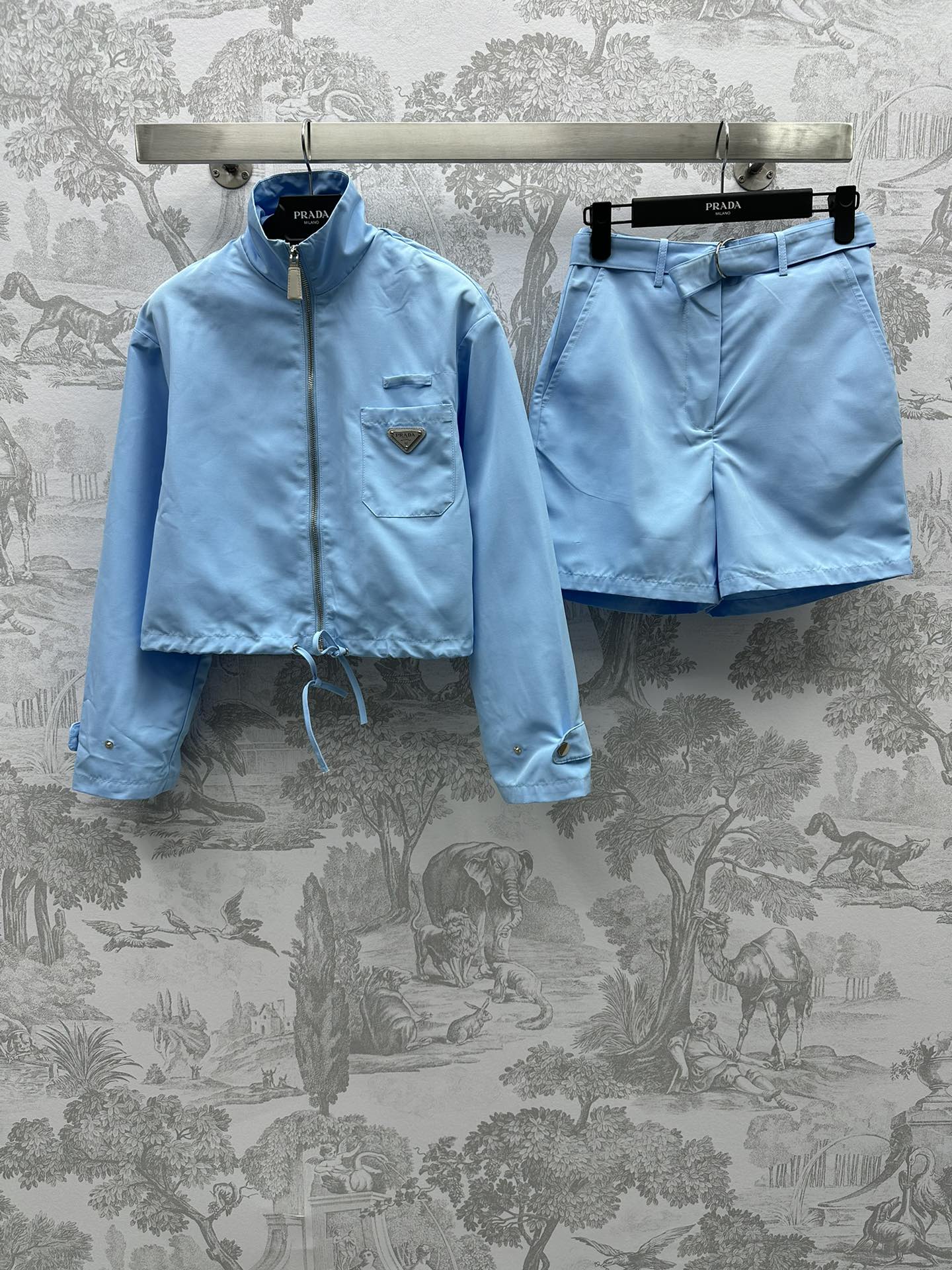 NO:696654,Prad* new product launch fashionable shorts suit customized with YB imported windproof material. The texture is crisp and stylish. The fabric is light and breathable. Decorated with pocket triangle logo. Hem drawstring adjustment design. Surface accessories development. Stand-up collar jacket with fashionable belted shorts. Age-reducing and western style. Suit design. The upper body is neat and handsome. 2 colors available. Can be purchased according to demand. High version 2 colors, prada, shorts, jackets & coats,19860909Prad*新品上架时髦短裤套装定制YB进口防风材质 质感挺括有型 面料轻薄透气 饰以口袋三角标装饰 下摆抽绳调节设计 面辅料开发 立领夹克搭配时髦腰带短裤 减龄洋气 套装设计 上身利落帅气 2色可选 可根据需求购入   高版本2色,,prada,shorts,jackets & coats,,Women's clothing