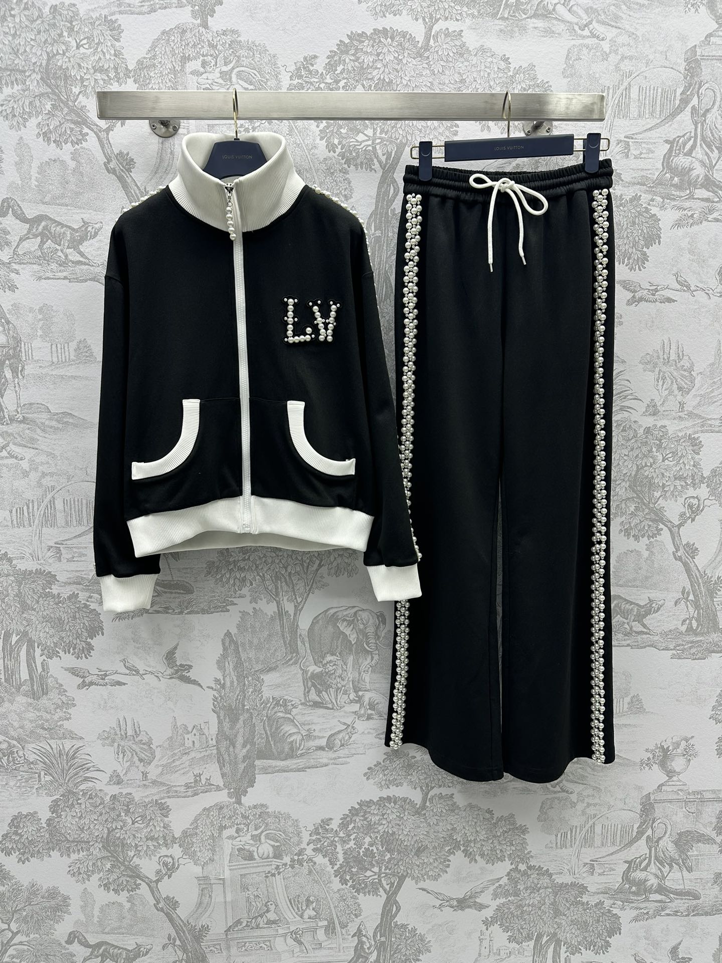 NO:696659,Louis Vuitto*'s latest stand-up pearl suit is made of imported YB twill cotton. The texture is comfortable and breathable. Decorated with hand-stitched pearl letters. The hand-sleeve stripes on both sides are color matched. A very heavy-duty suit. It gives a refined and lazy feel. Fabric and accessories development. Loose jacket with drawstring trousers. Complete upper body. High-end casual wear. High version 2 colors, Louis Vuitton, jackets & coats,jackets & coats,19860909Louis Vuitto*新品上架立领珍珠套装定制YB进口斜纹棉材质 质感舒适透气 饰以手工缝制珍珠字母装饰整体 两侧手袖条纹拼色碰撞呼应 非常重工的一款套装 穿出精致慵懒感 面辅料开发 宽松夹克外套搭配抽绳长裤 成套上身 高级休闲感穿搭  高版本2色,,louis vuitton,jackets & coats,jackets & coats,,Women's clothing