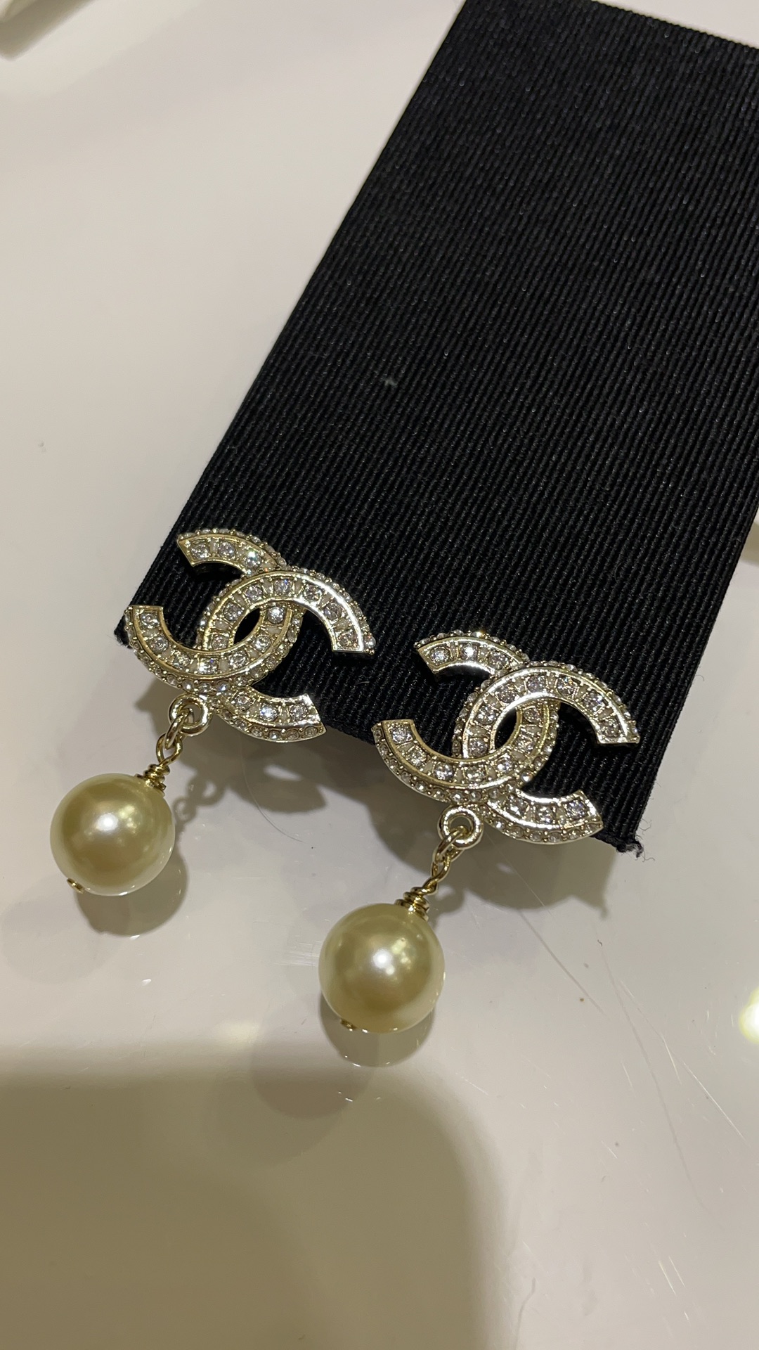 NO:635764,Ace hot item returns to buy yb Chanel Goose classic gold full diamond double C hanging pearl earrings. Classic cc pearls are timeless, noble and elegant. Just the right size to have a sense of presence but not exaggerated. I understand everything. Cherish the spot and make money after buying it. Exclusively buy yb. Brass gold-plated, Swarovski diamond material, earrings with picture box, chanel, earrings, gold plating, Cartier high-end jewelry19860909王牌爆款返场购入yb 香奈鹅经典款金色满钻双C吊珍珠耳钉 经典cc珍珠永不过时 贵气优雅 恰到好处的尺寸大小有存在感又不夸张 懂的都懂 珍惜现货 买到赚到 独家购入yb 黄铜镀金 施华洛钻材质 耳环带图片包装盒,,chanel,earrings,gold plating,卡迪亚高端饰品,Jewelry