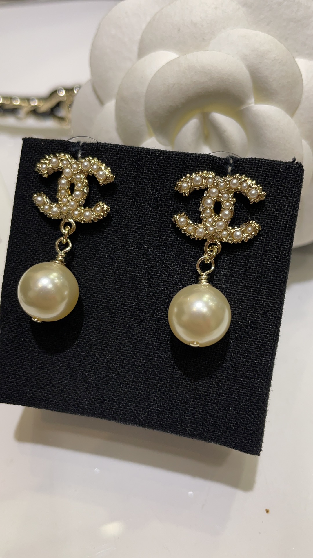 NO:101558,Chanel Goose's 100th anniversary classic gold millet bead double C hanging pearl earrings. Classic cc pearls are never out of date. Close your eyes and you can't go wrong. Wearing the ears is really exquisite and delicate. Chanel earrings, chanel, earrings19860909香奈鹅100周年经典款金色小米珠双C吊珍珠耳环 经典cc珍珠永不过时 闭眼入不出错 佩戴上耳真的太很精致秀气啦,香奈儿耳钉,chanel,earrings,Jewelry