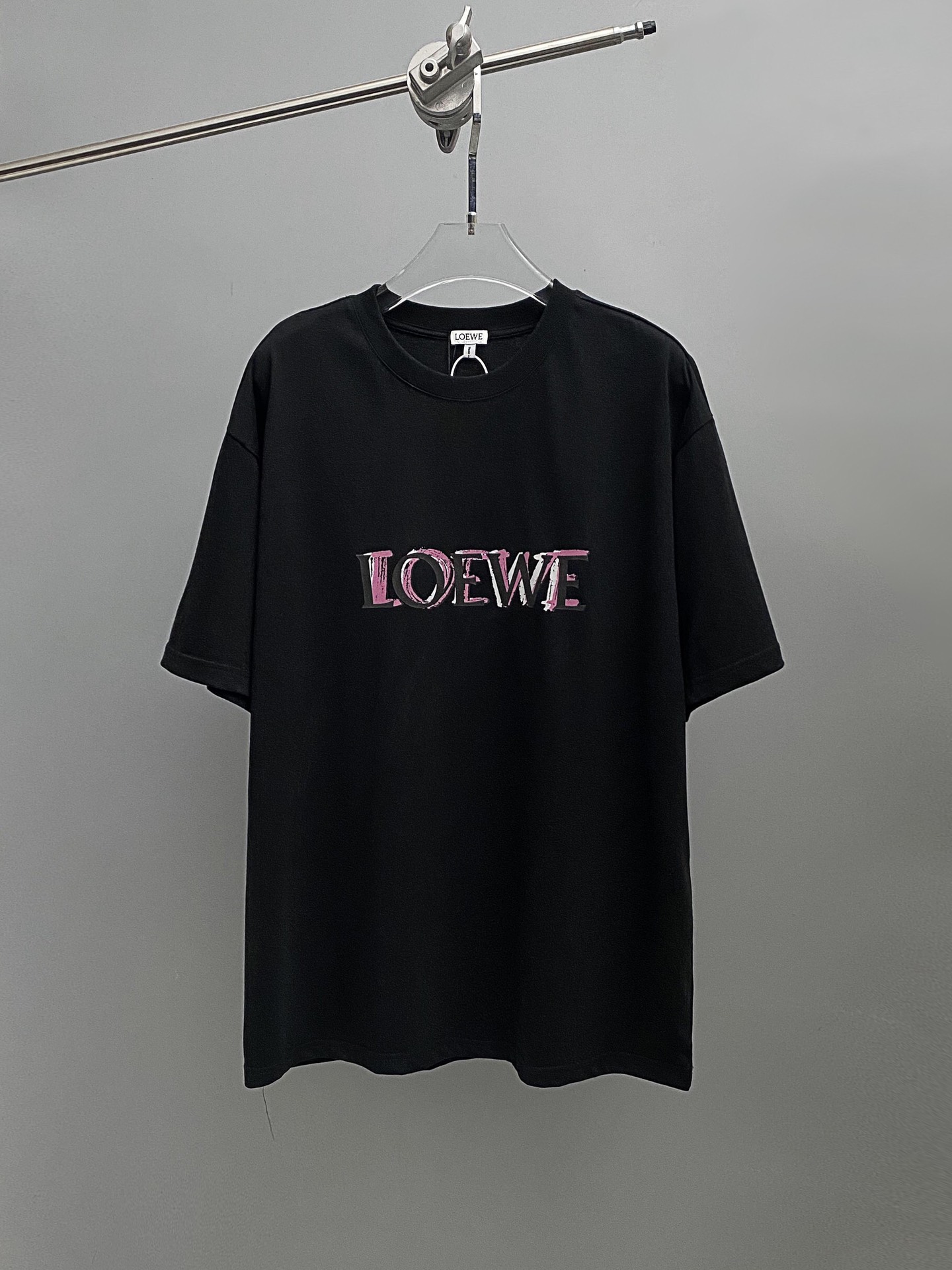 🅿️110 LOEW* Camiseta de manga corta con logo impreso en el frente y la espalda. El frente tiene el logo clás…